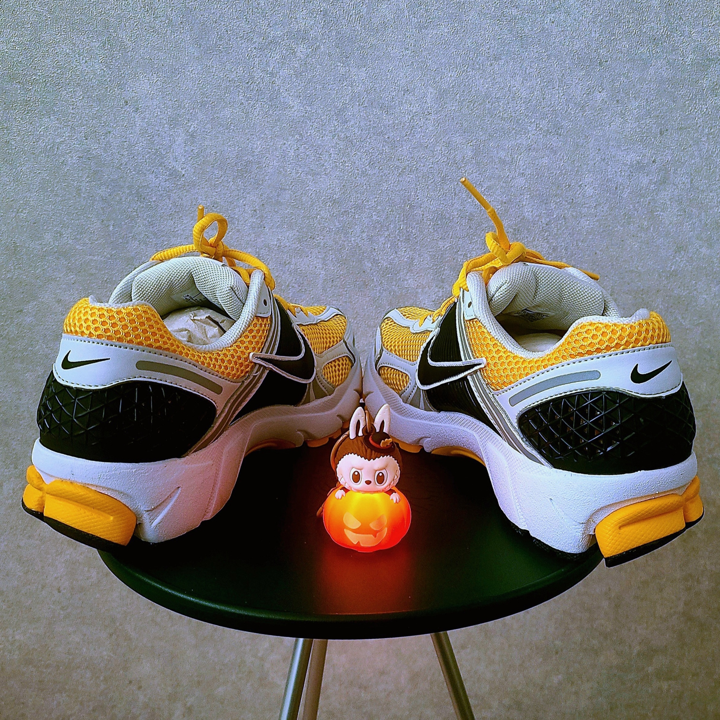 Nike Zoom Vomero 5 Photon Dust University Gold, Pop Mart Halloween Party Series Luminous Pumpkin Keyring Labubu 착용 스타일 - 2