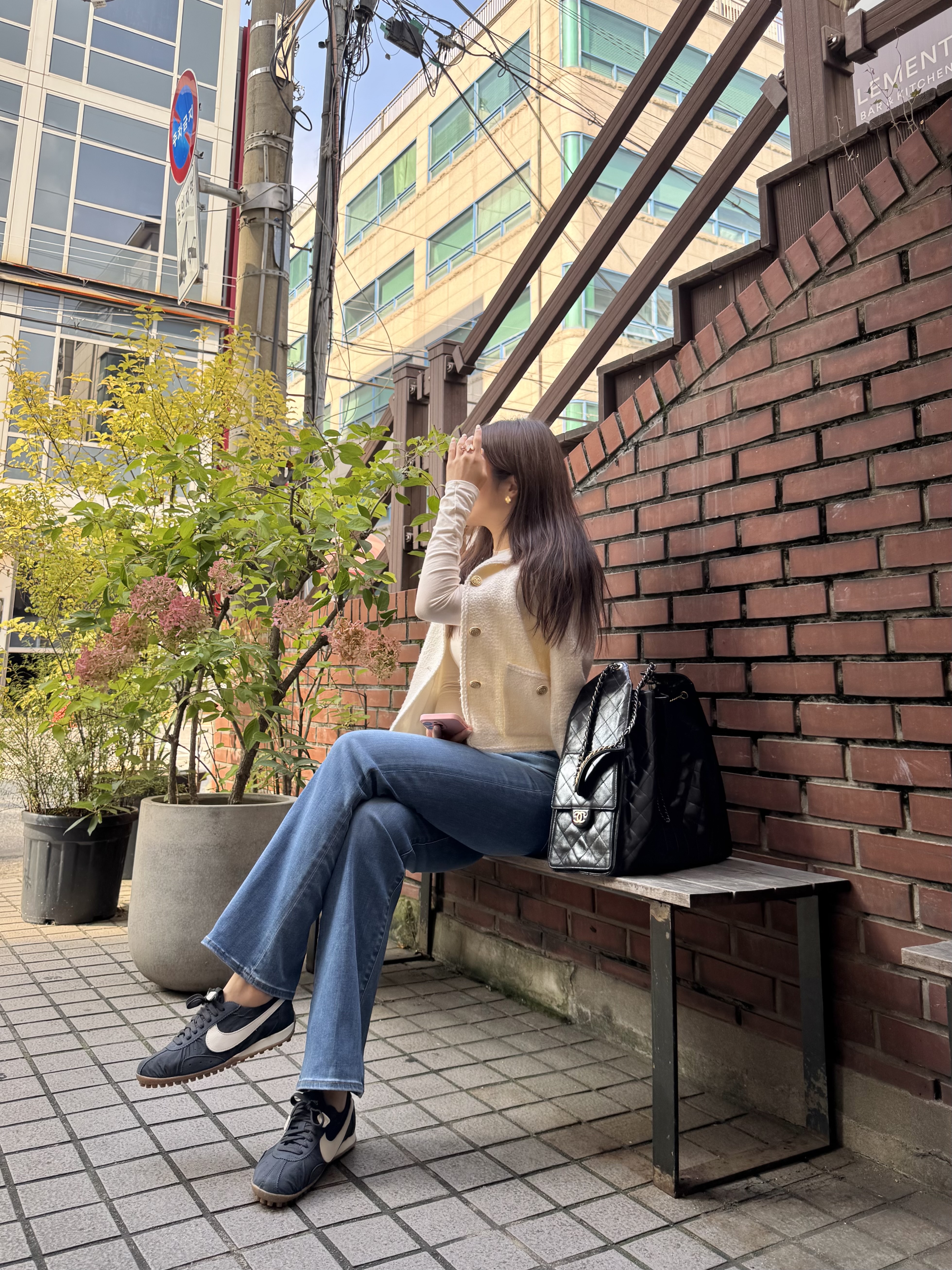 Nike x Jacquemus Moon Shoe SP Off Noir Cashmere, Chanel 25 Large Handbag Grained Calfskin & Gold Black 착용 스타일 - 2