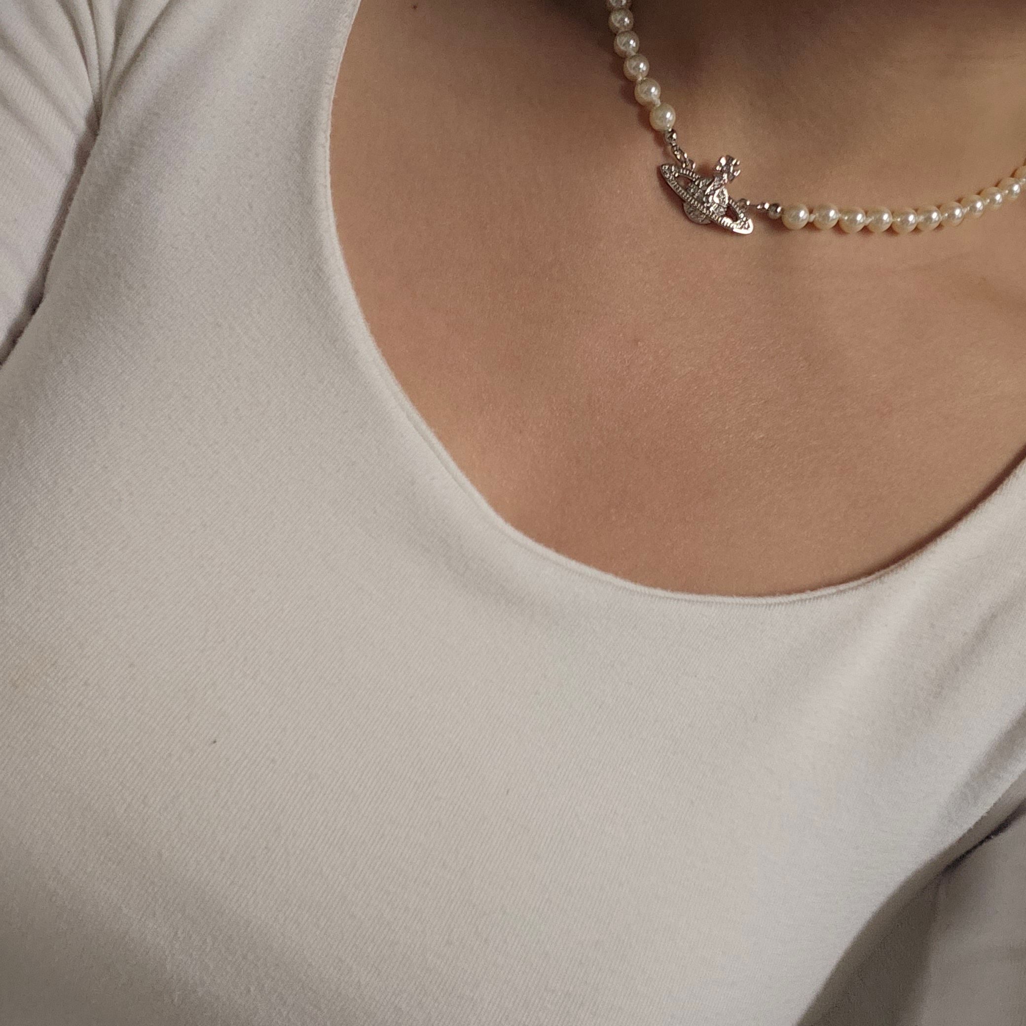 Vivienne Westwood Mini Bas Relief Choker Silver 착용 스타일 - 1