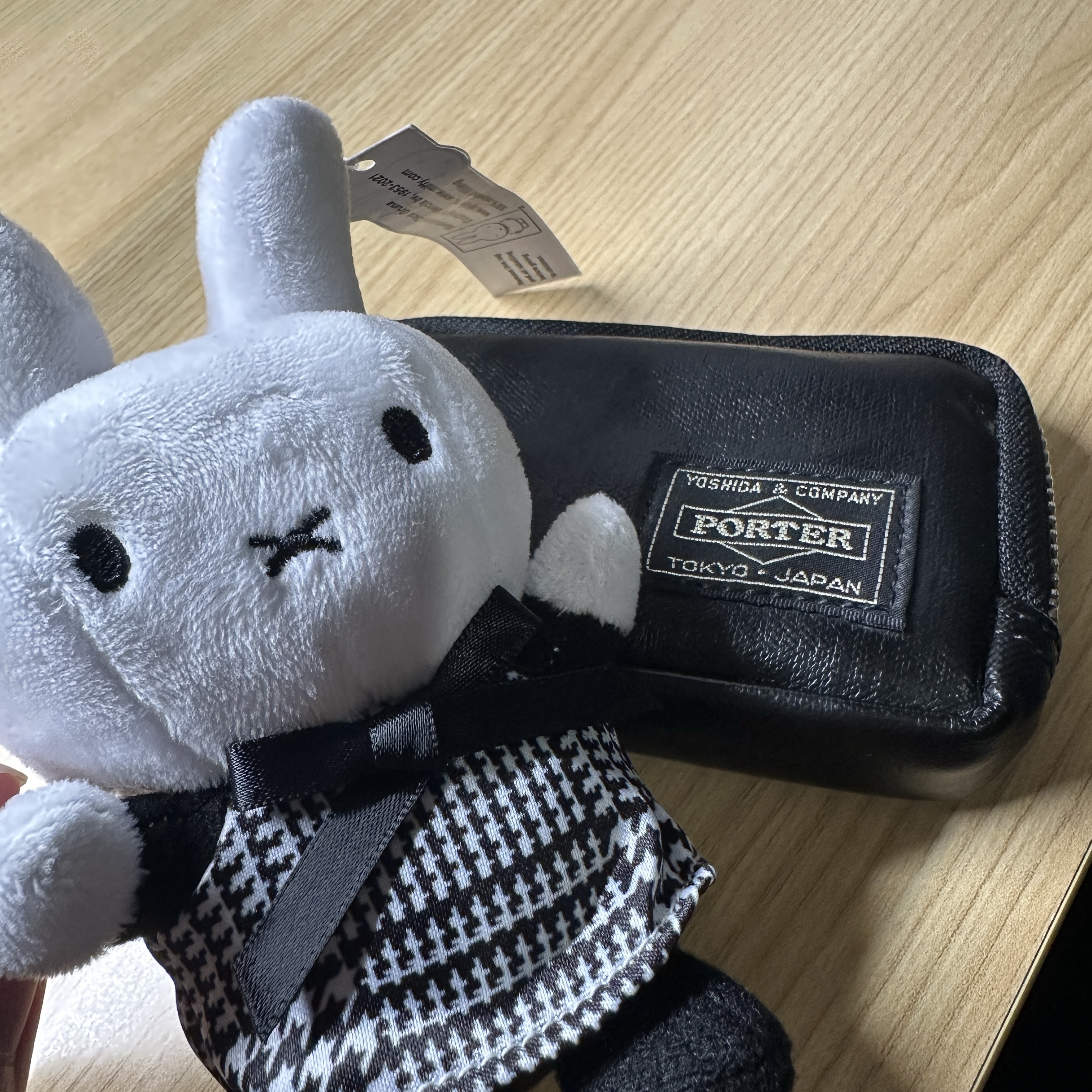 Porter Freestyle Multi Coin Case Black 착용 스타일