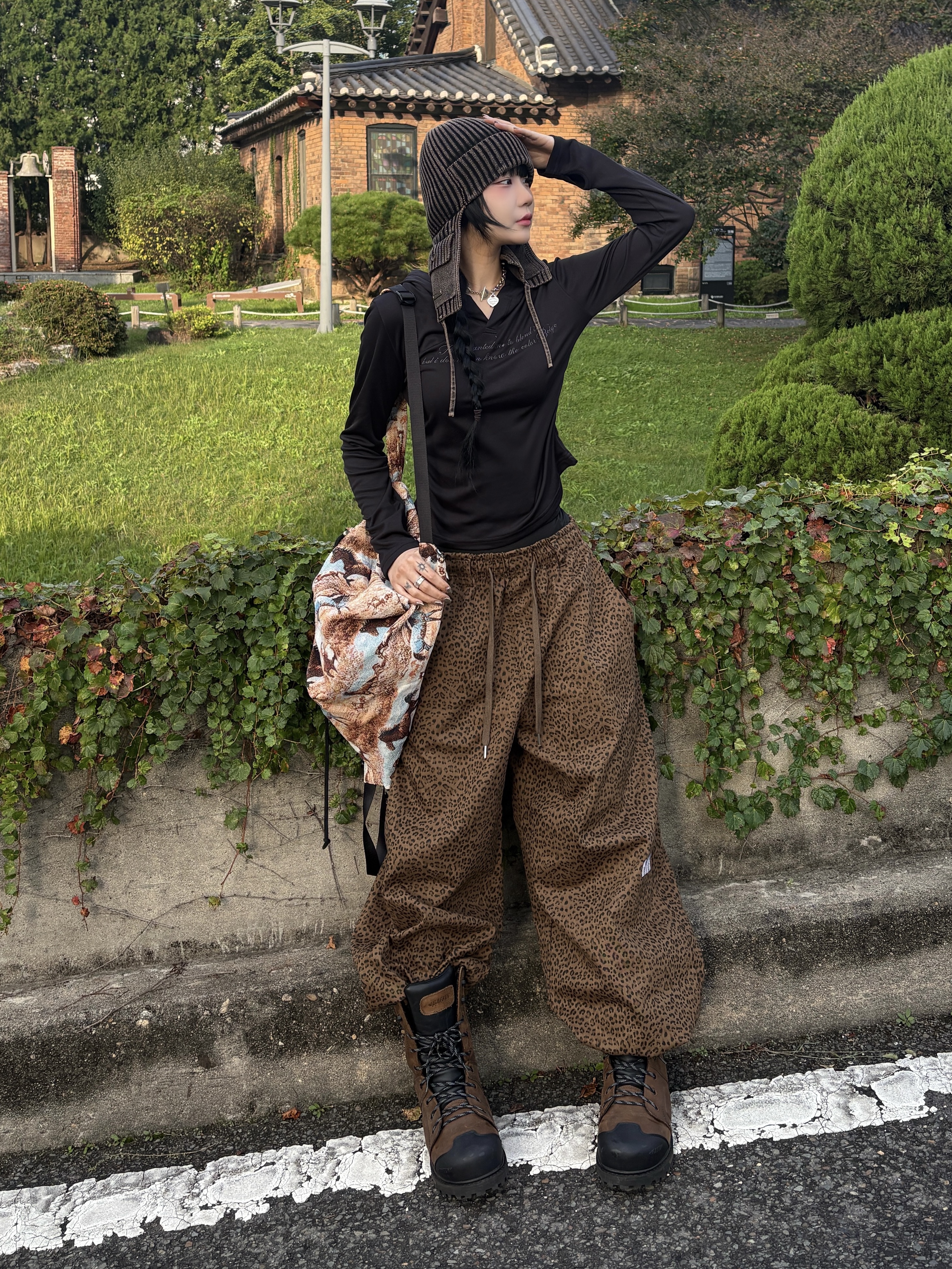Not New Pattern nn Pants Brown, Not New Pattern Duffle Bag Horse 착용 스타일 - 2