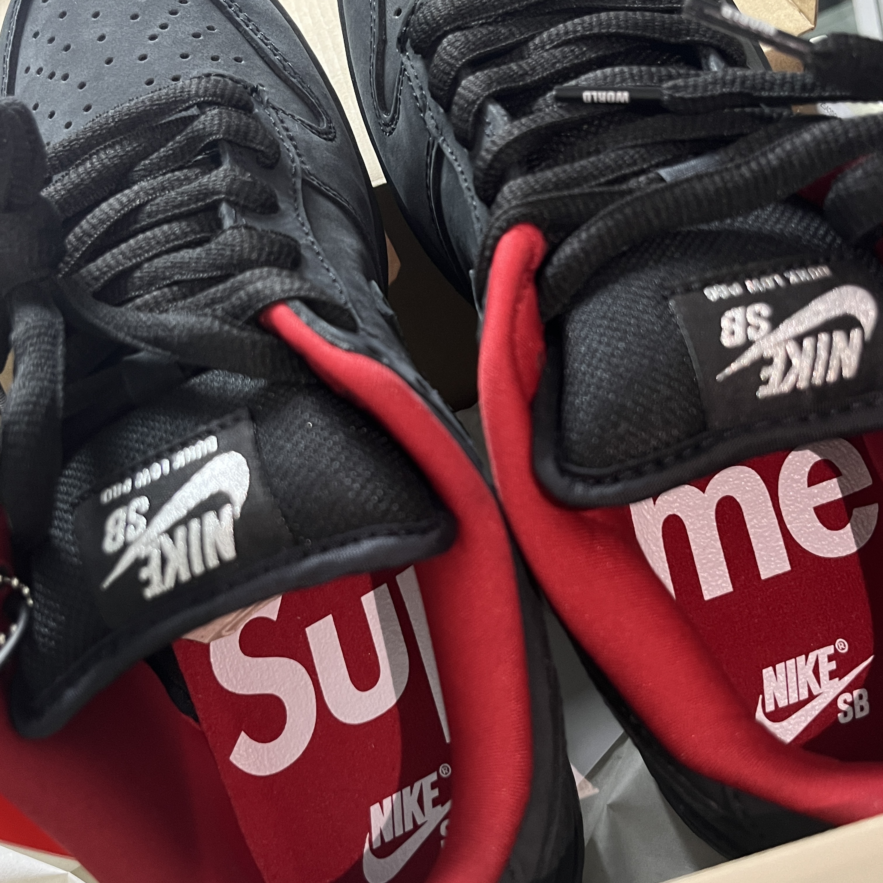 Nike x Supreme SB Dunk Low Black 착용 스타일 - 1