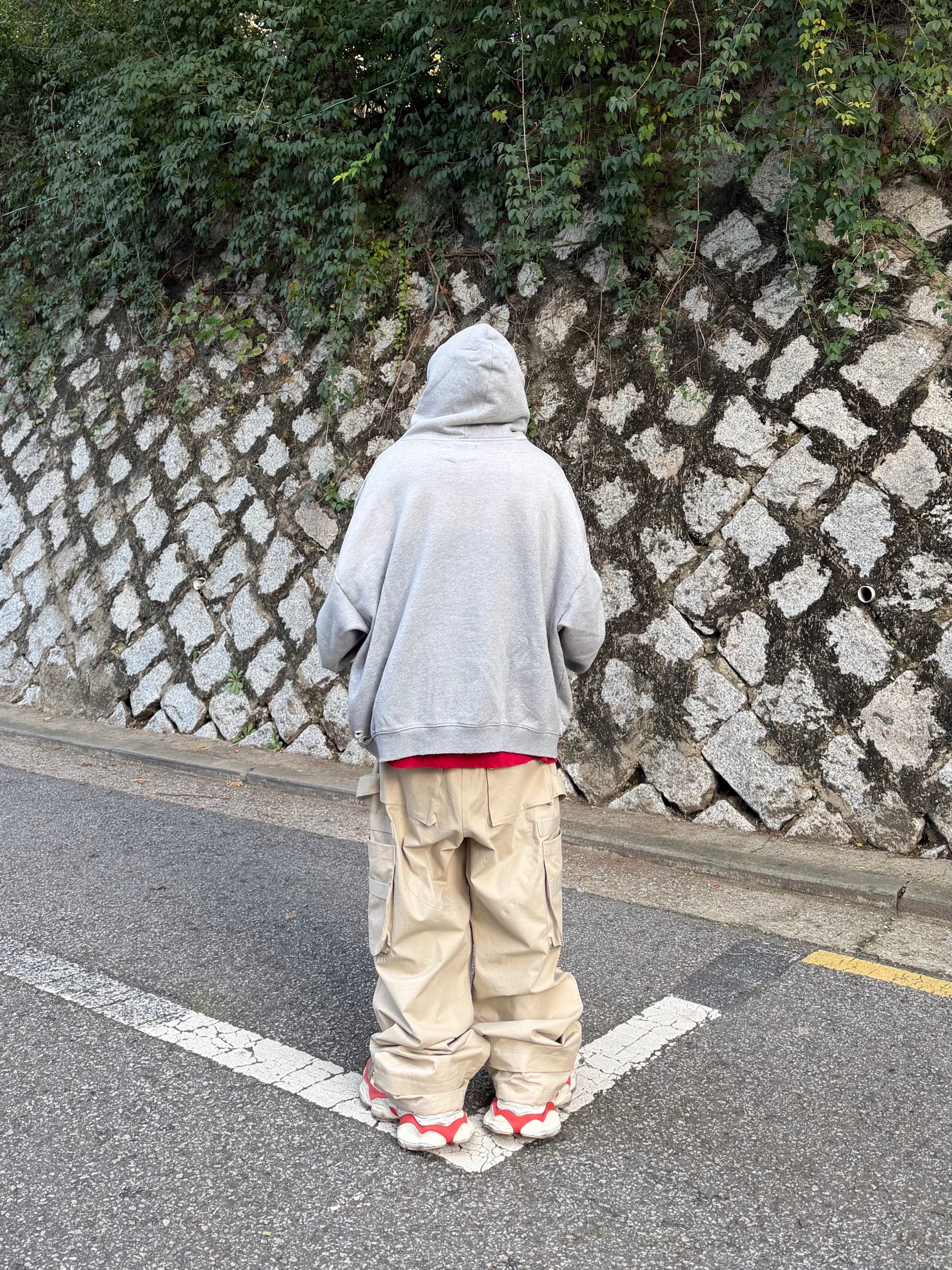 NOD Old Hollywood Zip-up Hoodie Grey, Balenciaga Cargo Sneakers Beige Grey Red 착용 스타일 - 9