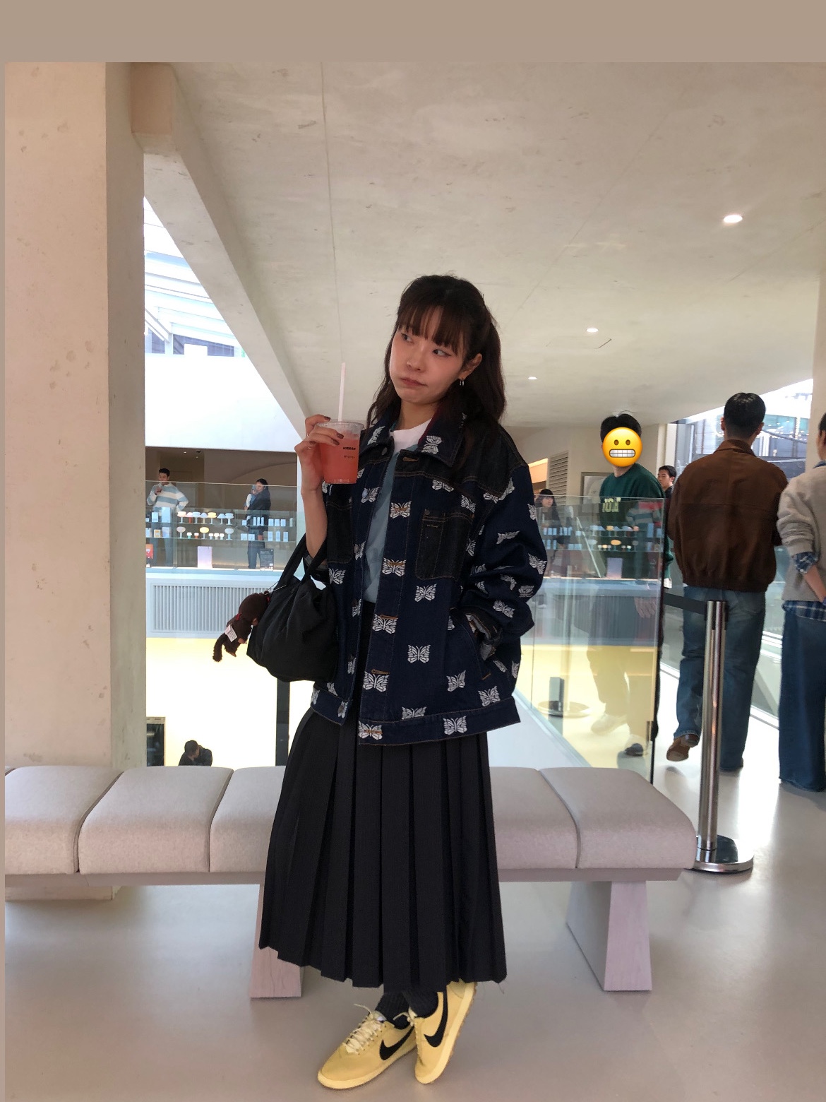 Palace x Needles Western Denim Jacket Indigo - 24FW, Comme des Garcons Nylon Zipper Tote Bag Black 착용 스타일 - 1