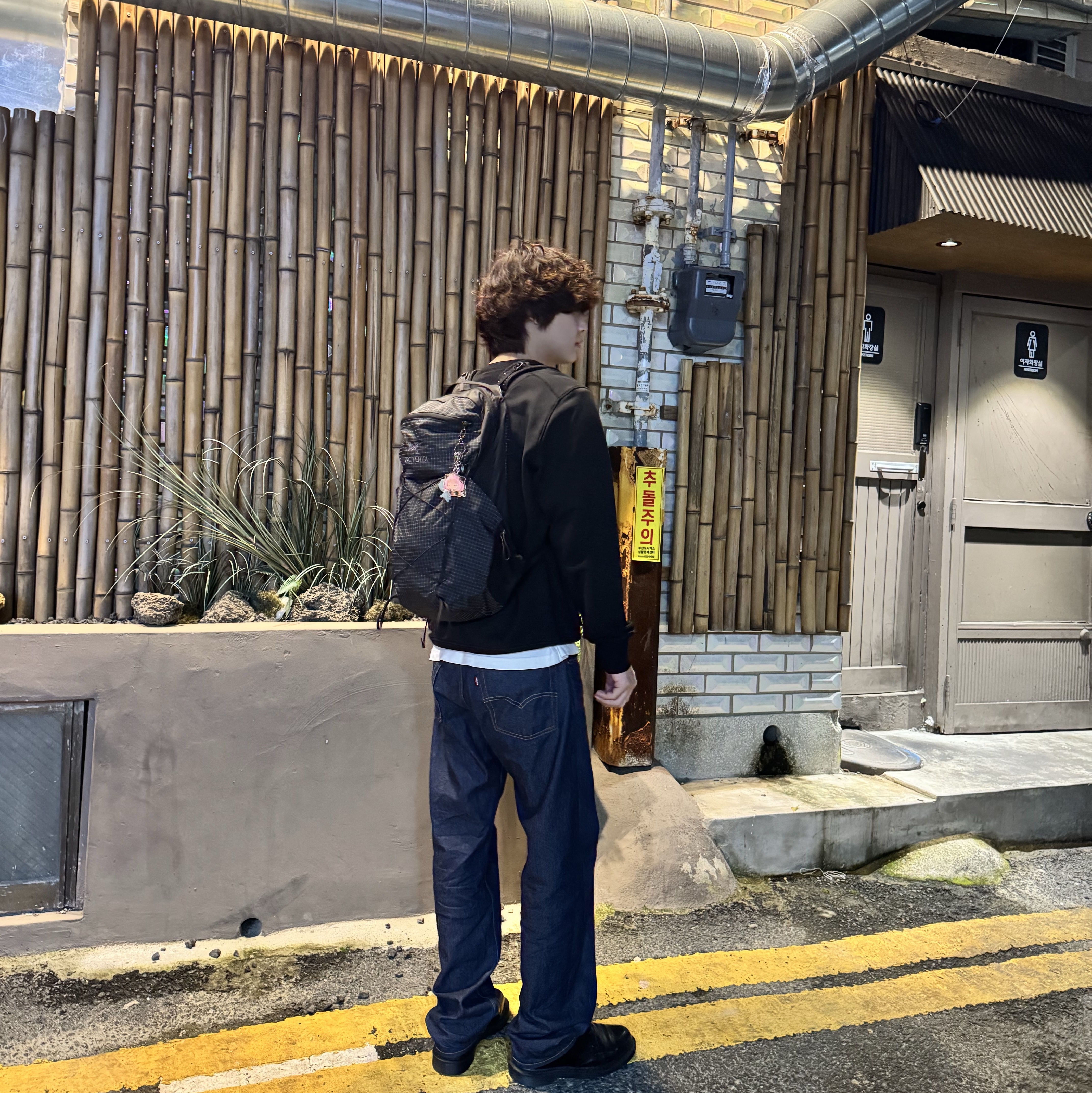 Arc'teryx Aerios 18 Backpack Black, Levi's 555 Relaxed Straight Jeans Dark Indigo 착용 스타일 - 8