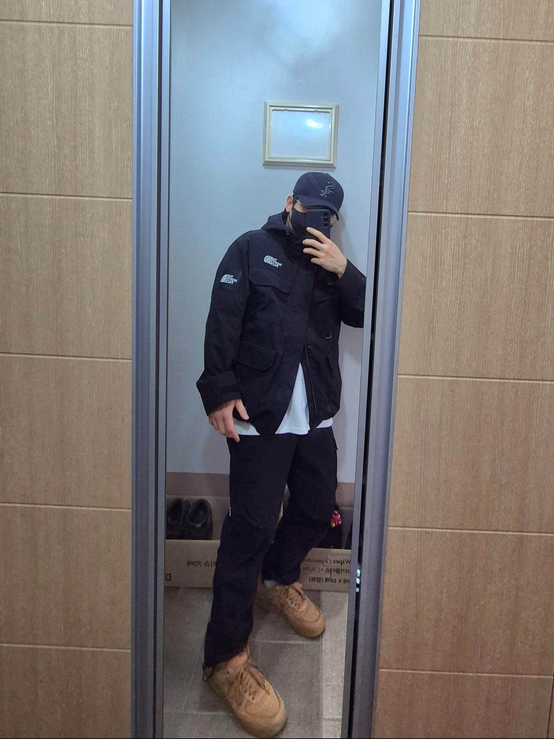 Nike Air Force 1 '07 WB Flax, The North Face White Label Ranger Jacket Black 착용 스타일