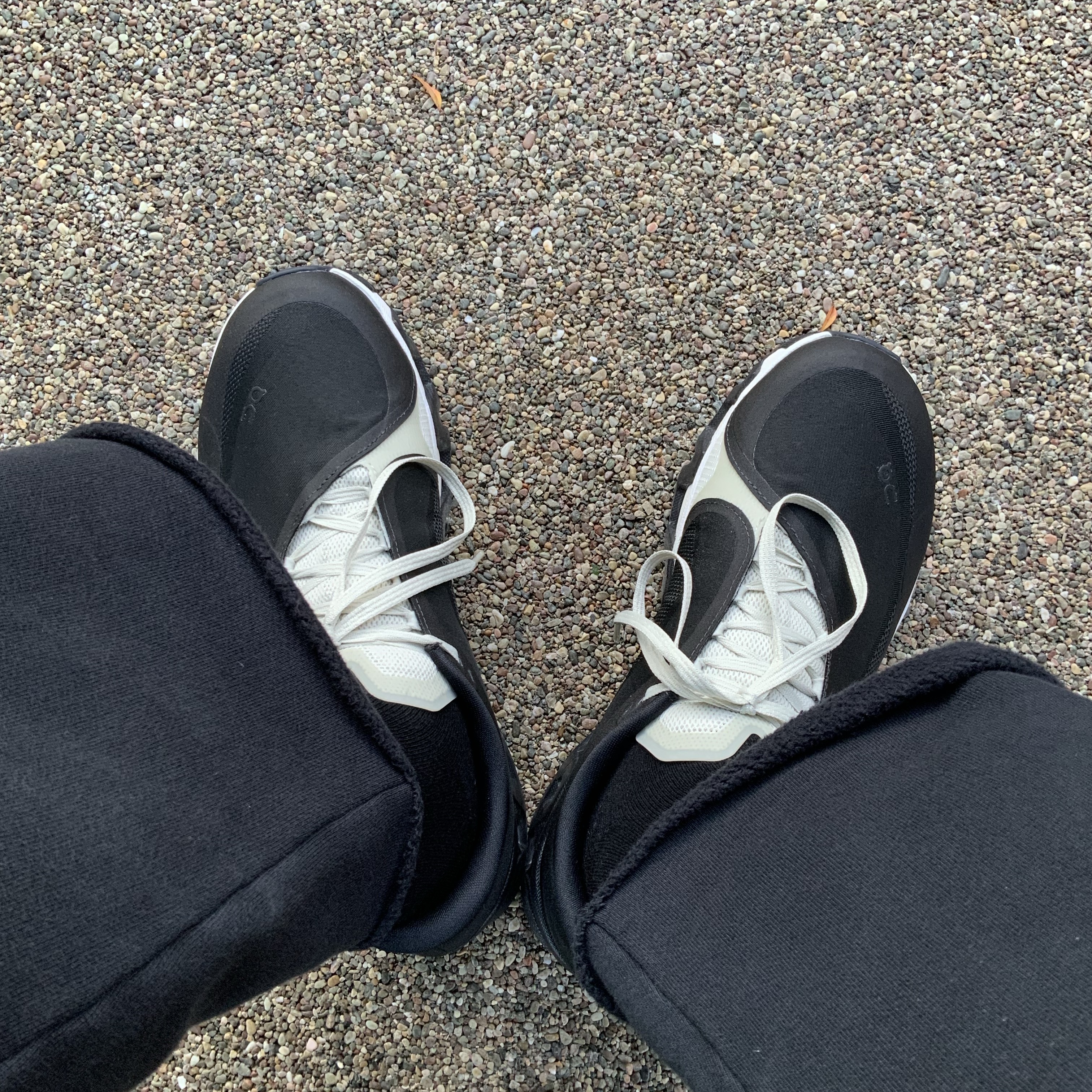 On Running x Post Archive Faction (Paf) Cloudmonster Hyper Black, Yeezy Vultures Pants Black 착용 스타일 - 1