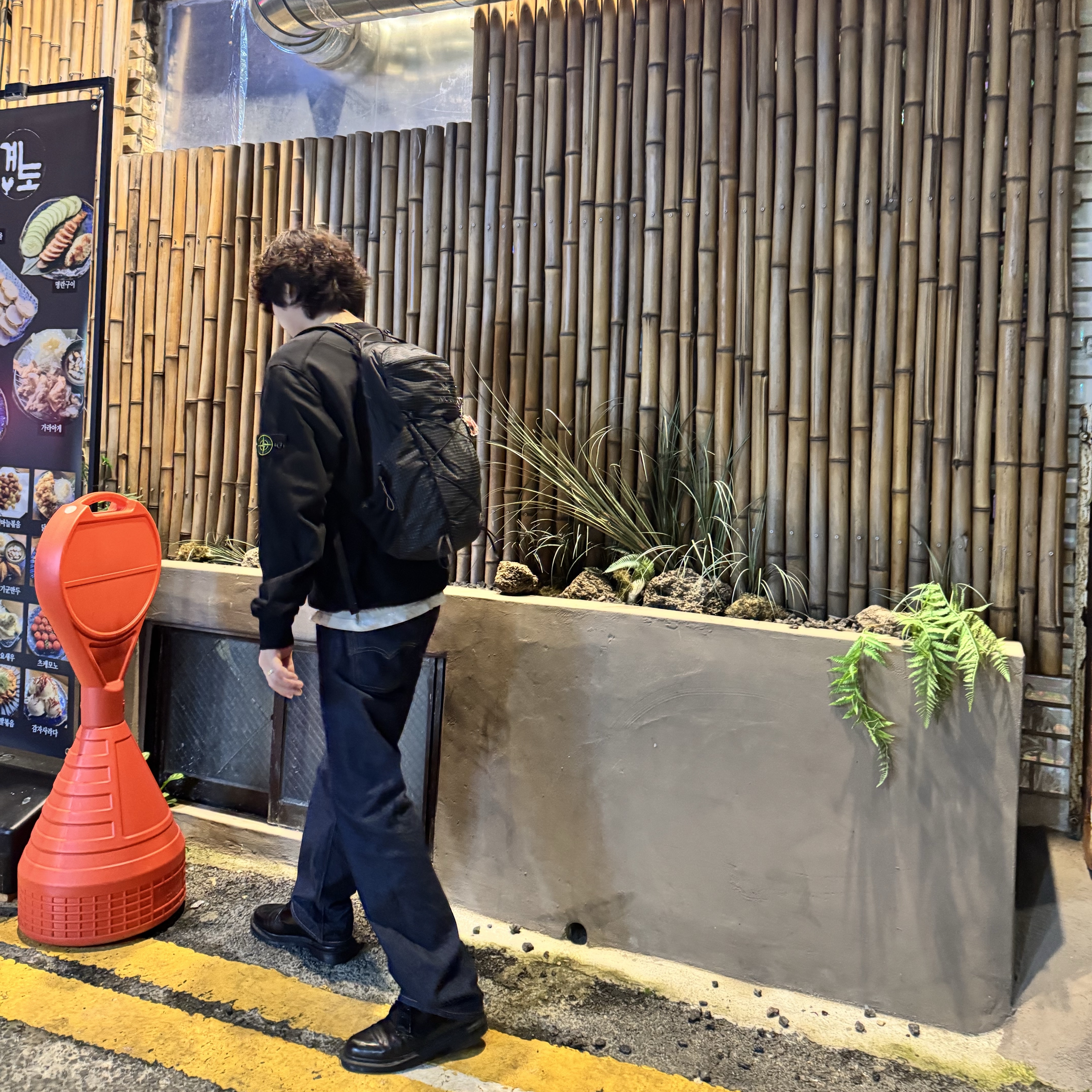 Arc'teryx Aerios 18 Backpack Black, Levi's 555 Relaxed Straight Jeans Dark Indigo 착용 스타일 - 7