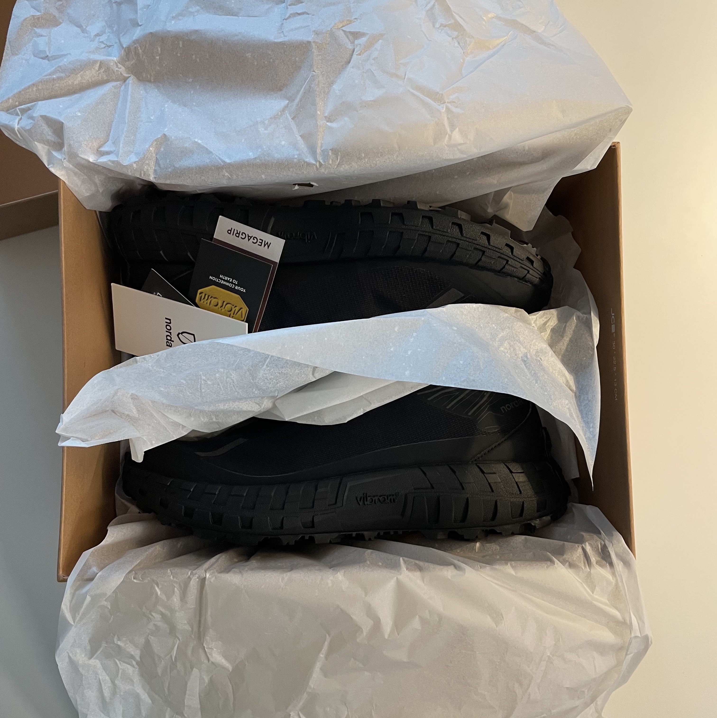 Norda 001/A Stealth Black 착용 스타일