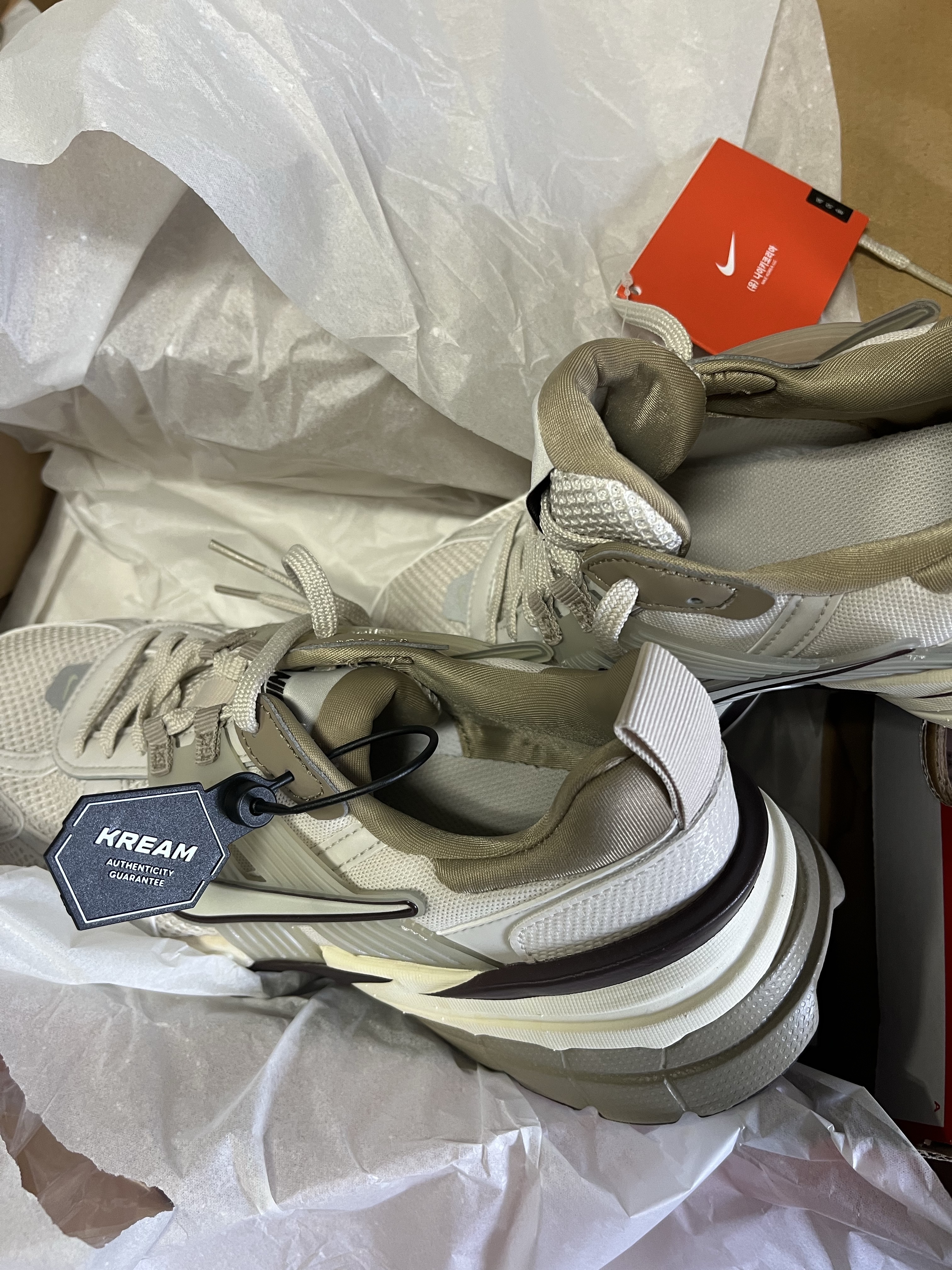 Nike V2K Run Light Orewood Brown Khaki 착용 스타일 - 5