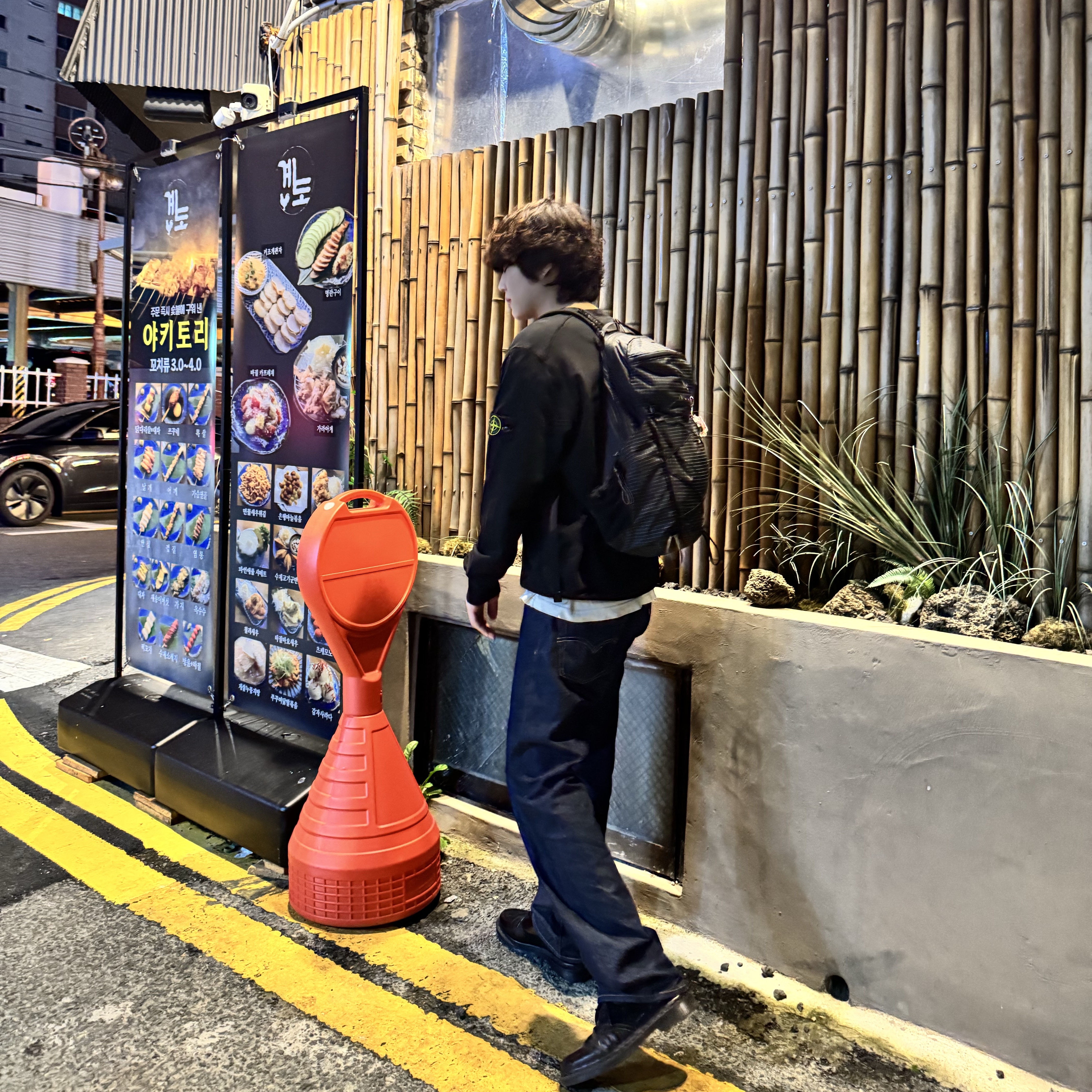 Arc'teryx Aerios 18 Backpack Black, Levi's 555 Relaxed Straight Jeans Dark Indigo 착용 스타일 - 6