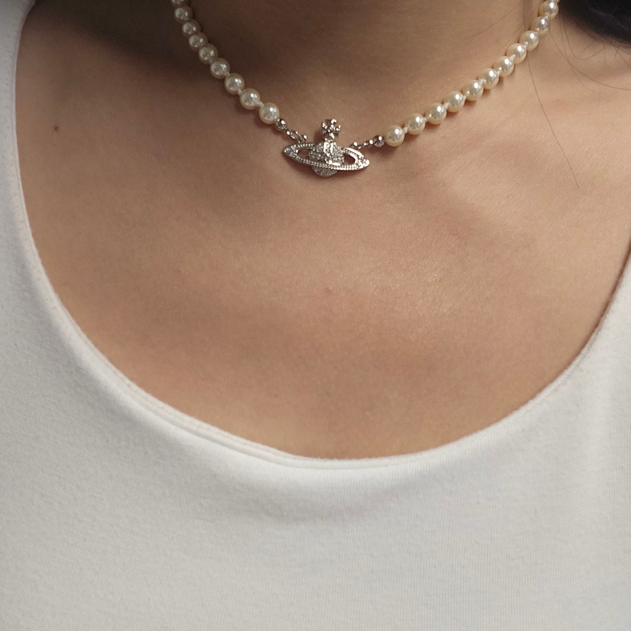 Vivienne Westwood Mini Bas Relief Choker Silver 착용 스타일 - 2