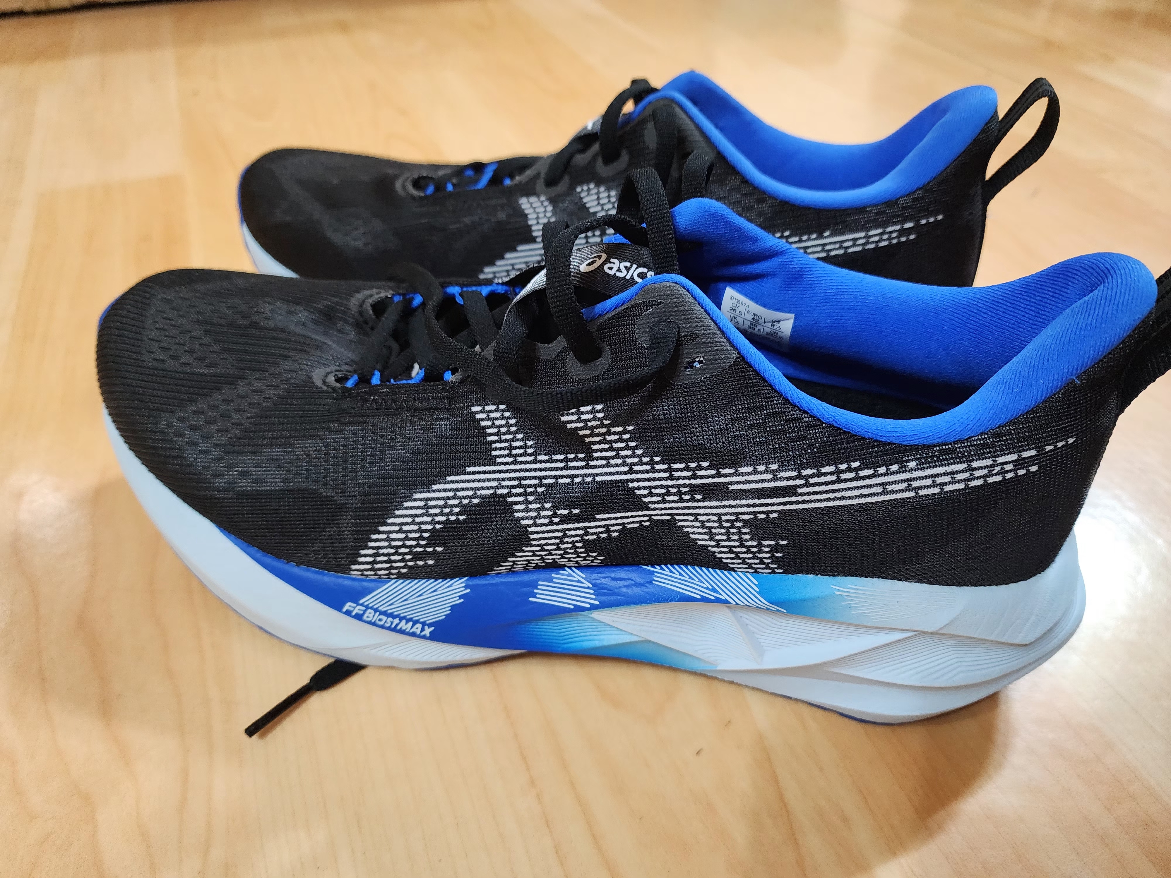Asics Novablast 5 Black White 착용 스타일
