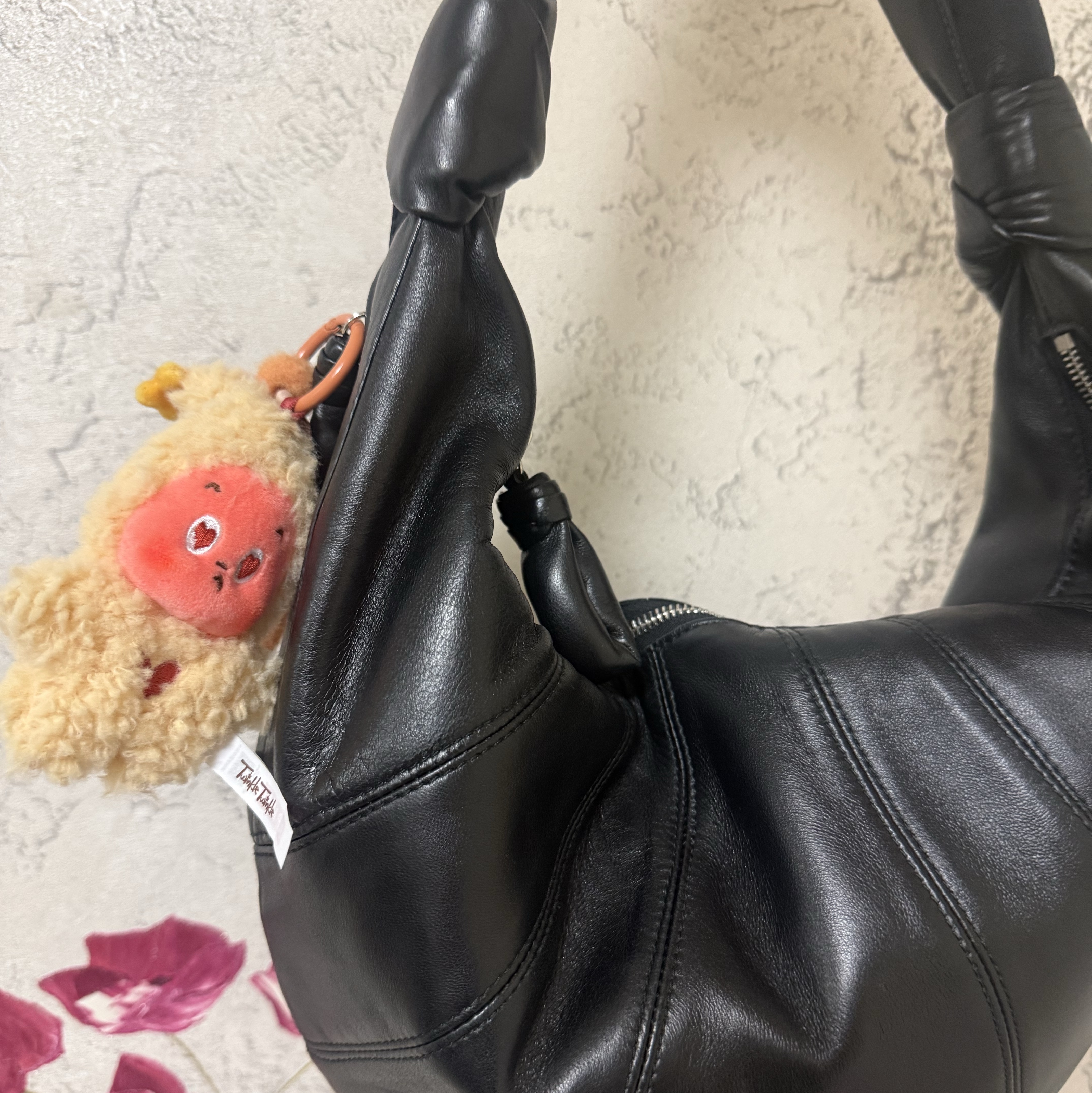 Pop Mart Twinkle Twinkle Savor the Moment Series-Fresh-Baked Mini Cookies Plush Pendant Coconut Crisp (Opened Case), Lemaire Fortune Croissant Bag Soft Nappa Leather Black 착용 스타일