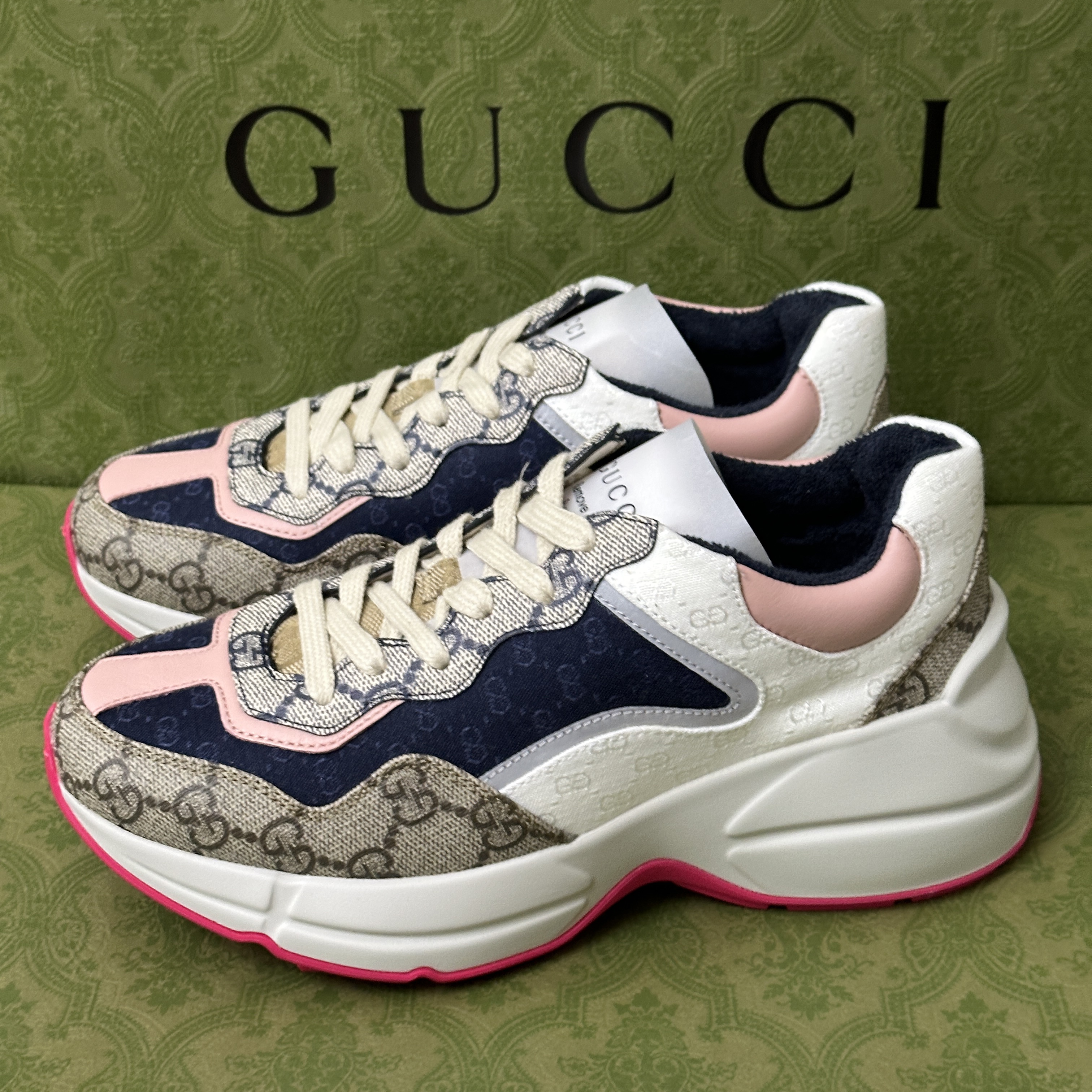(W) Gucci GG Rhyton Beige Sneakers Ebony Blue 착용 스타일