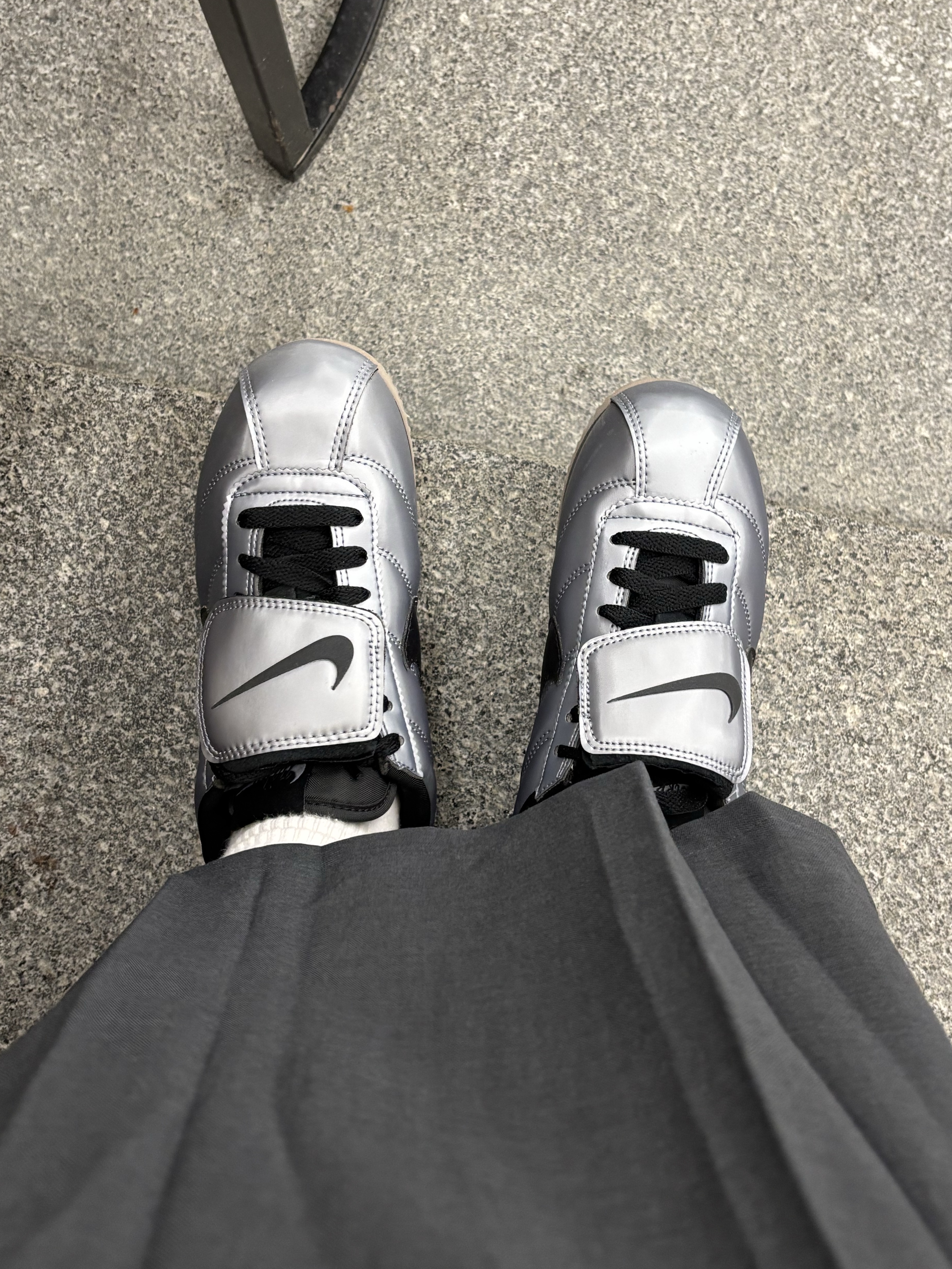Nike Cortez Leather SE Metallic Cool Grey Black 착용 스타일 - 2