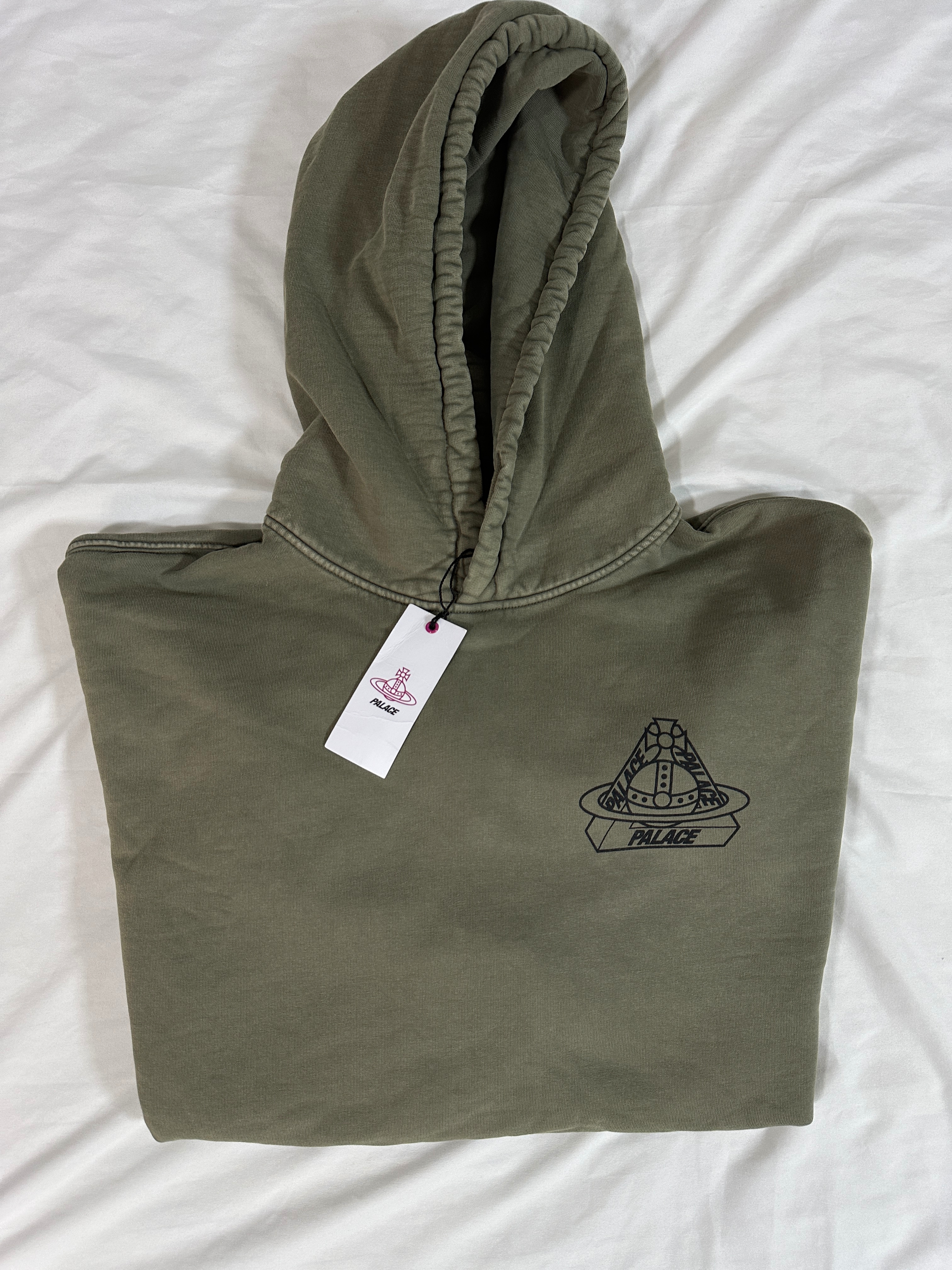 Palace x Vivienne Westwood Hood Olive - 24FW 착용 스타일 - 2