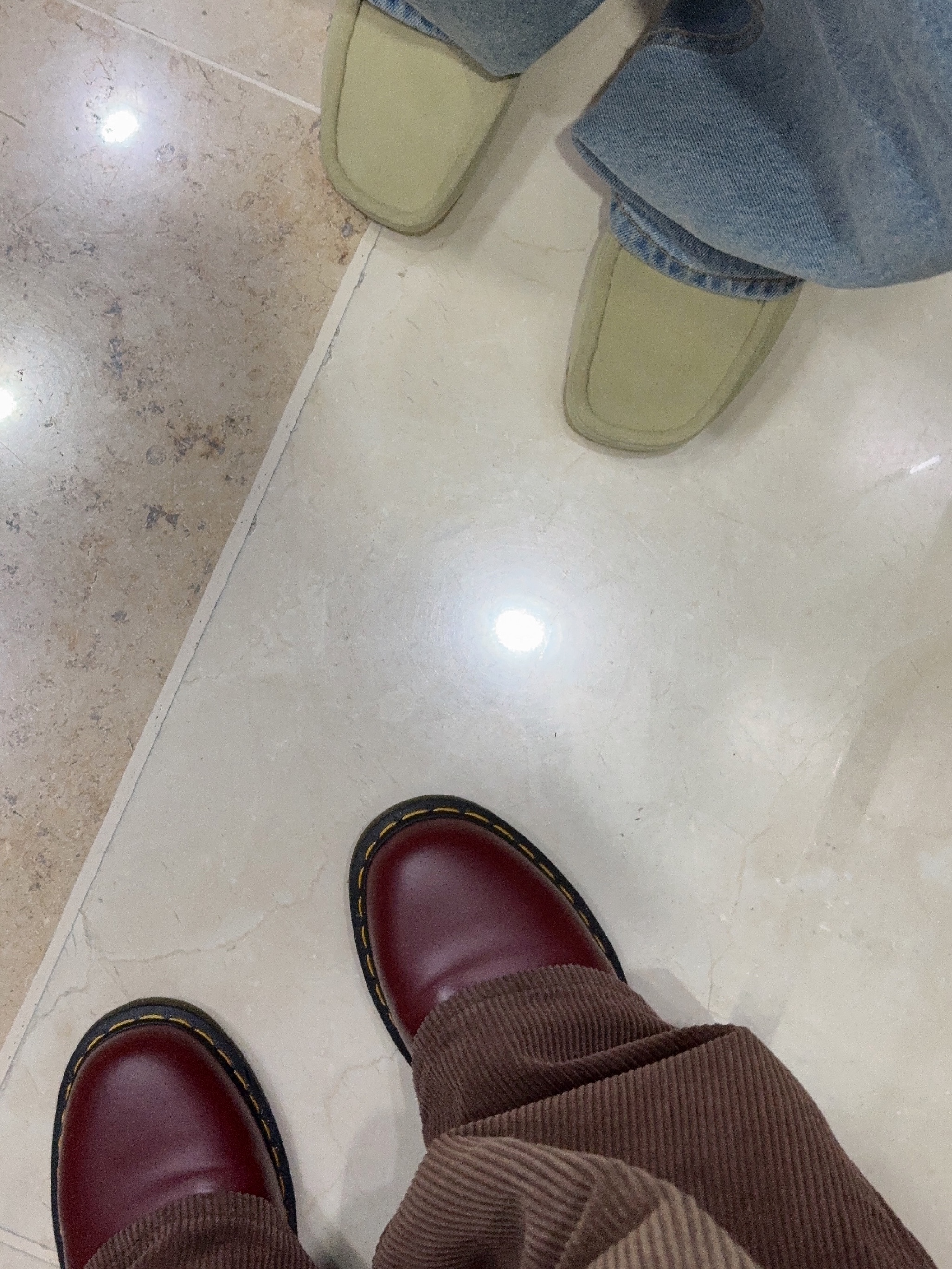 Clarks Wallabee Maple Suede, Dr. Martens 1461 Smooth Leather Oxford Shoes Cherry Red 착용 스타일 - 5