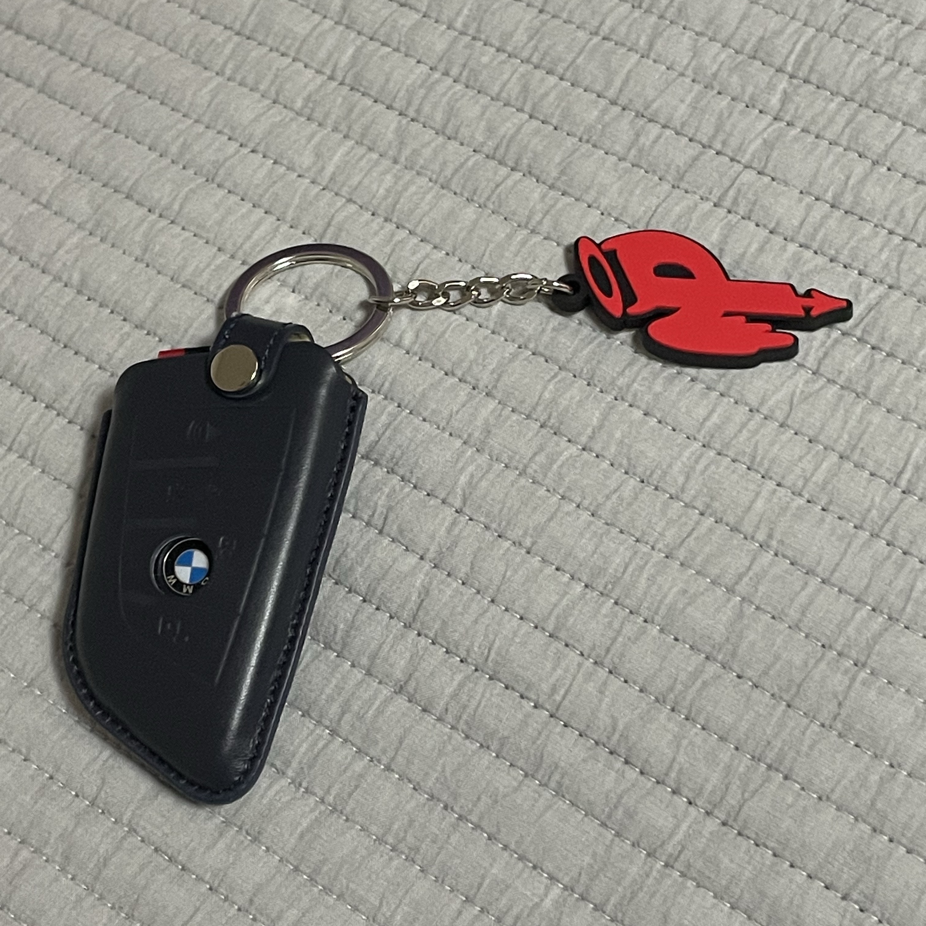 Palace Saved P Keyring Red - 25SS, Thom Browne Sustainable Fine Merino Wool 4-Bar Classic Cardigan Navy 착용 스타일 - 1