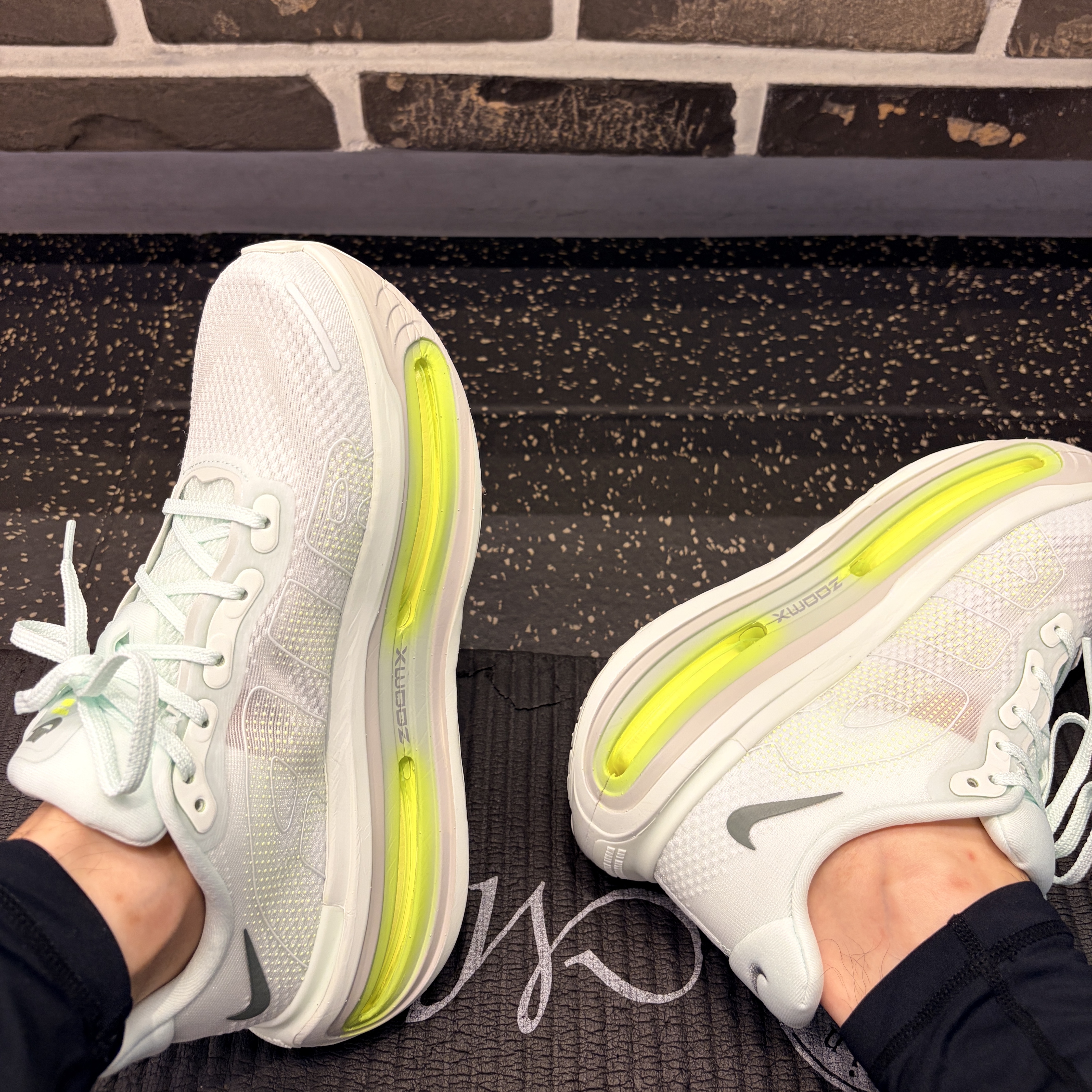 Nike Vomero Premium  Barely Green Clay Green 착용 스타일