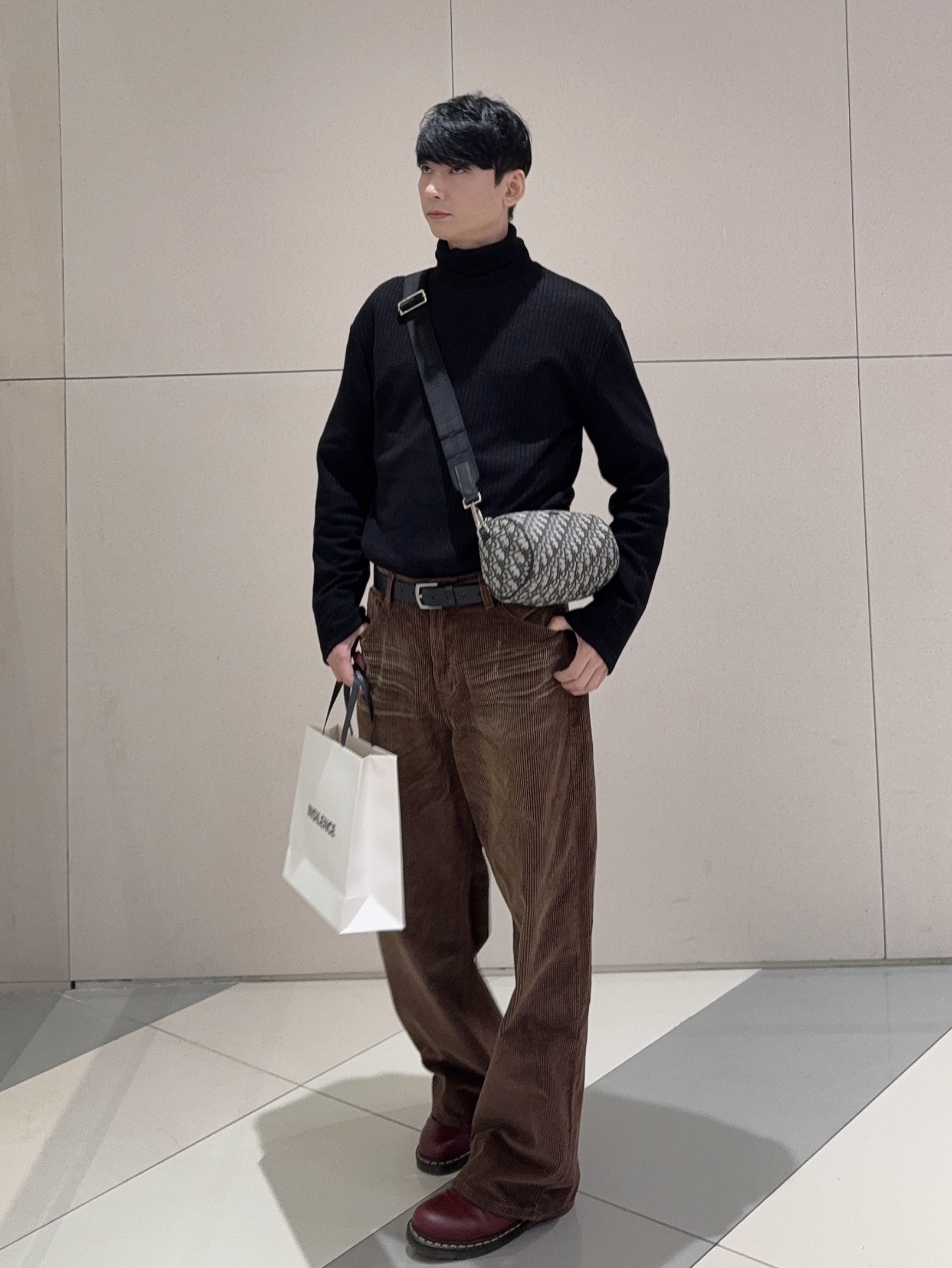 Dr. Martens 1461 Smooth Leather Oxford Shoes Cherry Red, Dior Roller Messenger Bag Beige & Black Dior Oblique Jacquard 착용 스타일 - 8