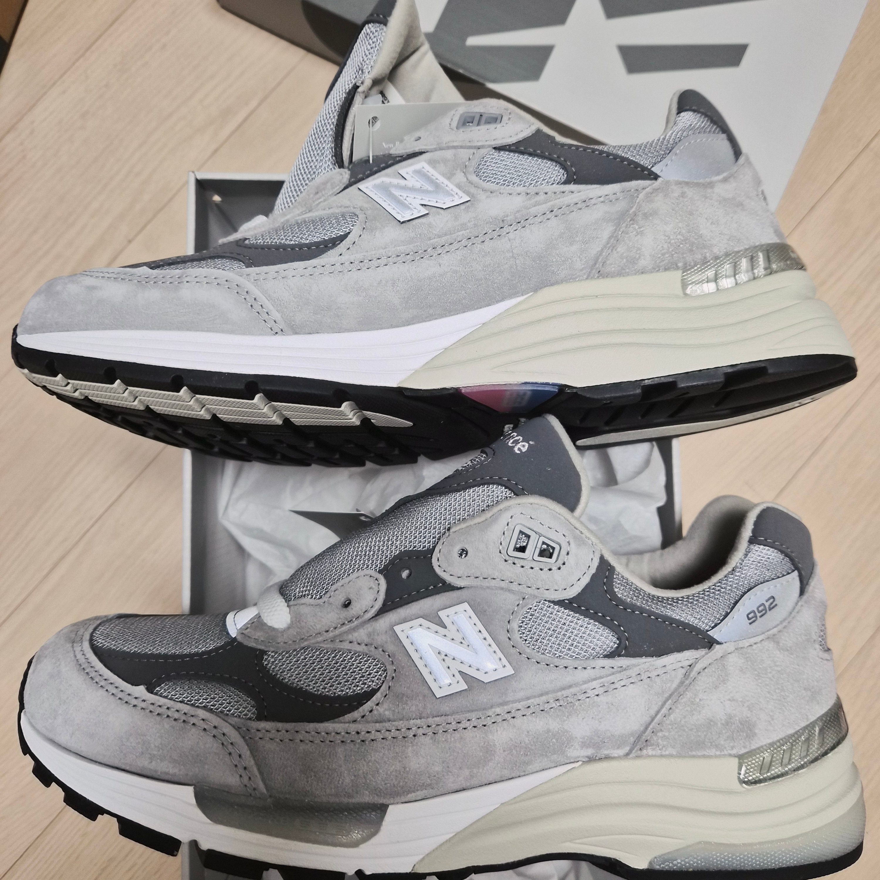 New Balance 992 Made in USA Core Grey Silver Metallic 착용 스타일 - 2