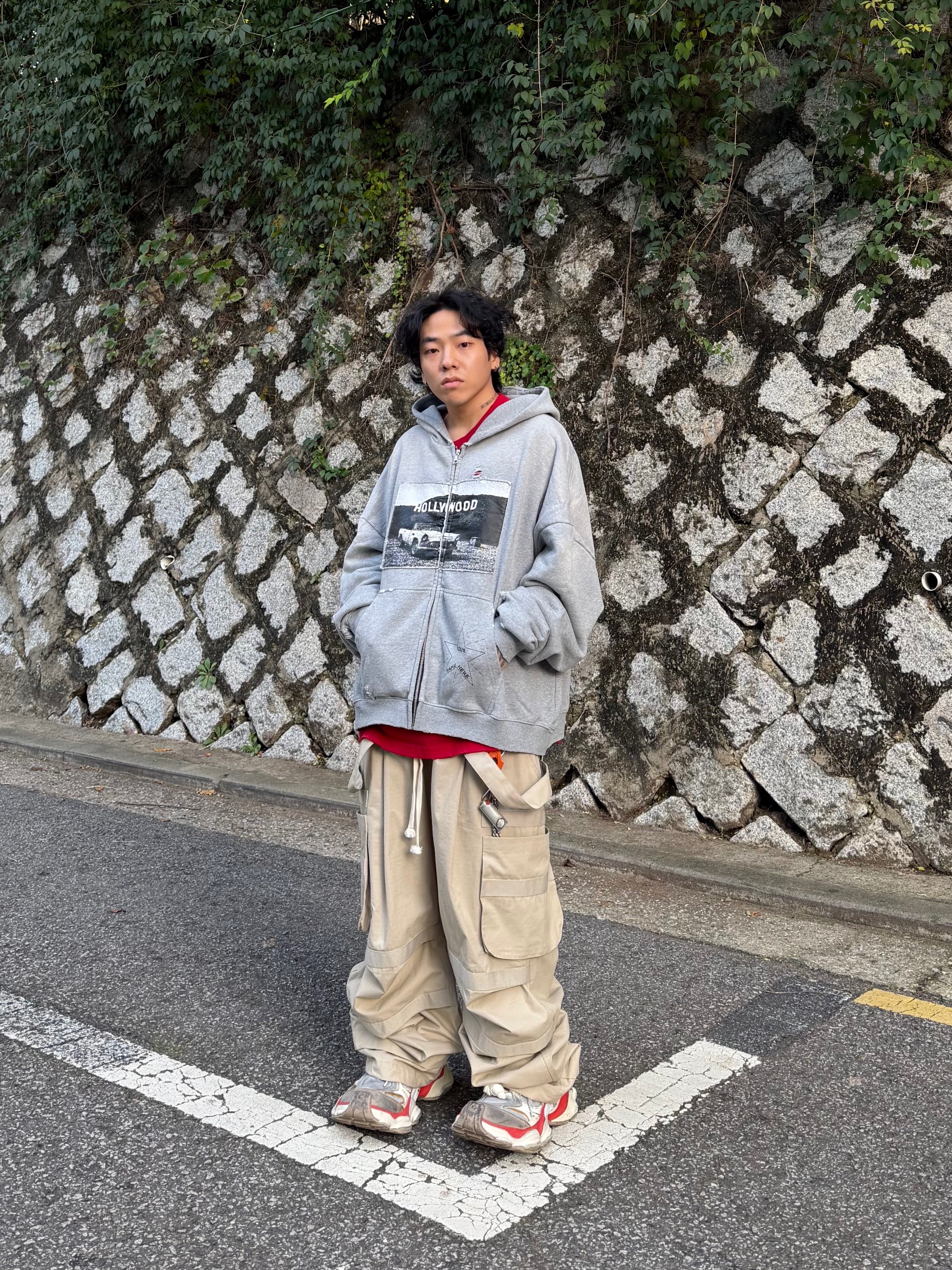 NOD Old Hollywood Zip-up Hoodie Grey, Balenciaga Cargo Sneakers Beige Grey Red 착용 스타일 - 4