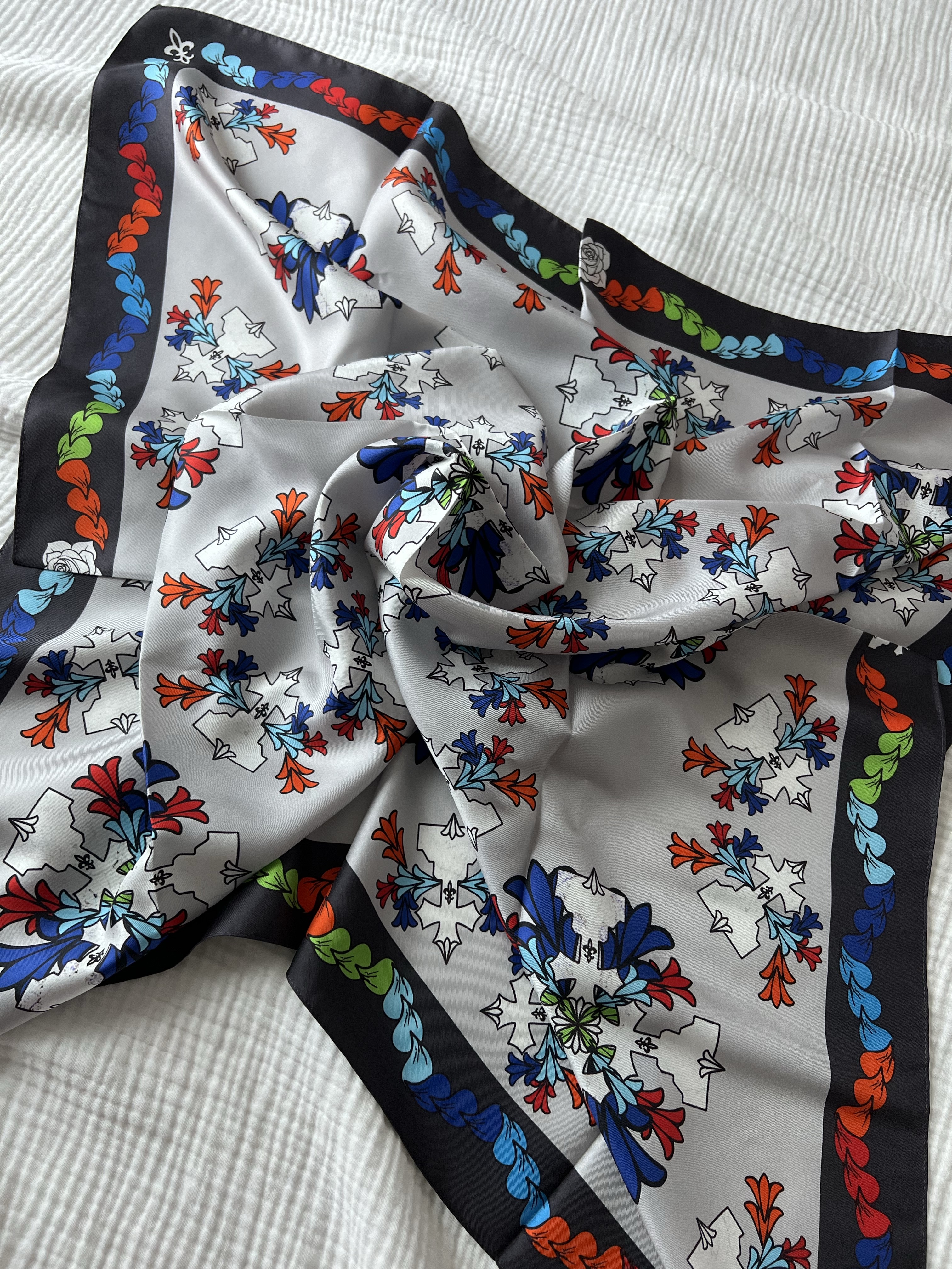 Awende Requiem Silk Scarf Multi 착용 스타일