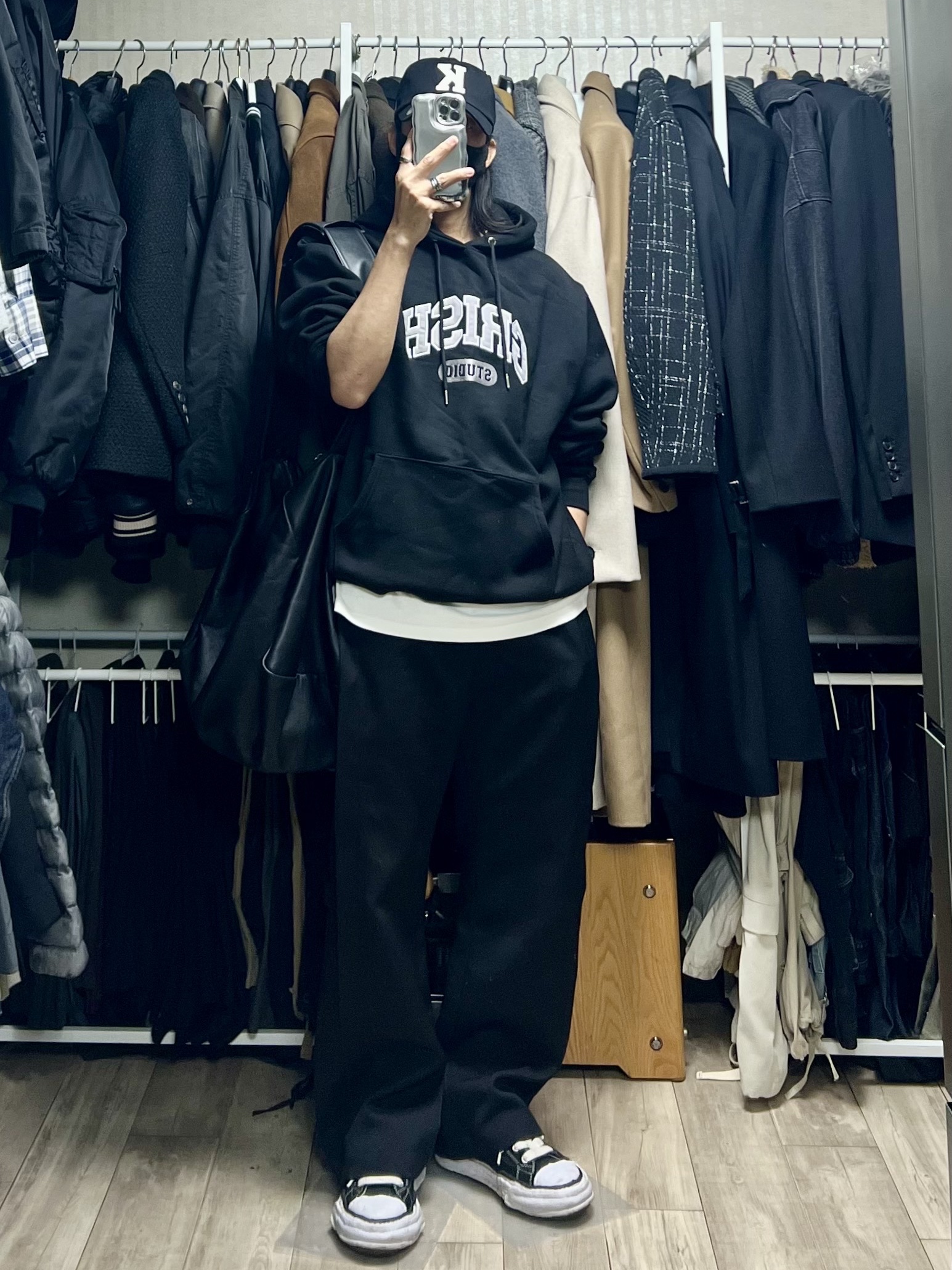 Maison Mihara Yasuhiro Peterson23 OG Sole Canvas Low-top Sneakers Black, Kamien x KOIN SEOUL K Logo Ball Cap Black 착용 스타일
