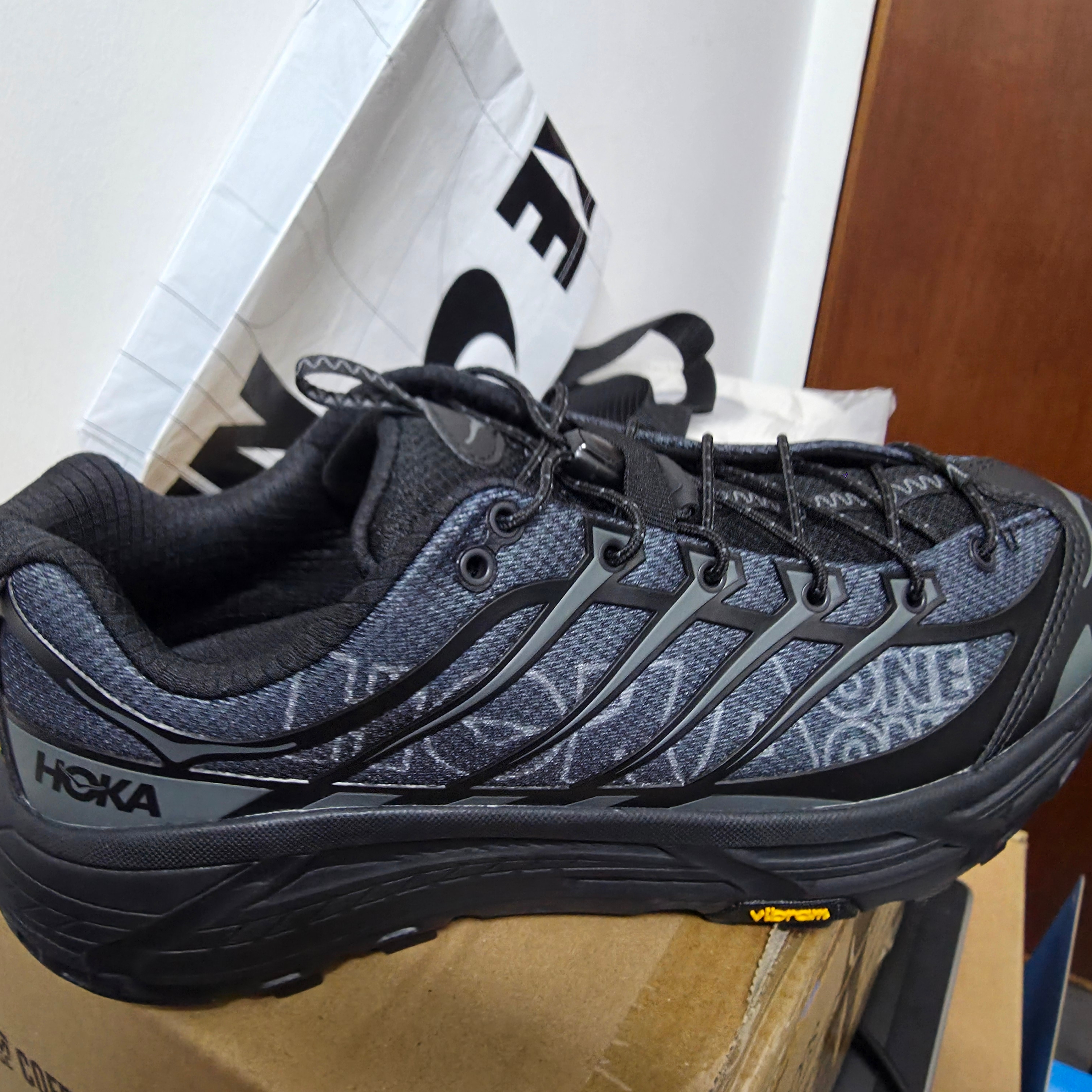 Hoka Mafate Three 2 Wordmark Black 착용 스타일
