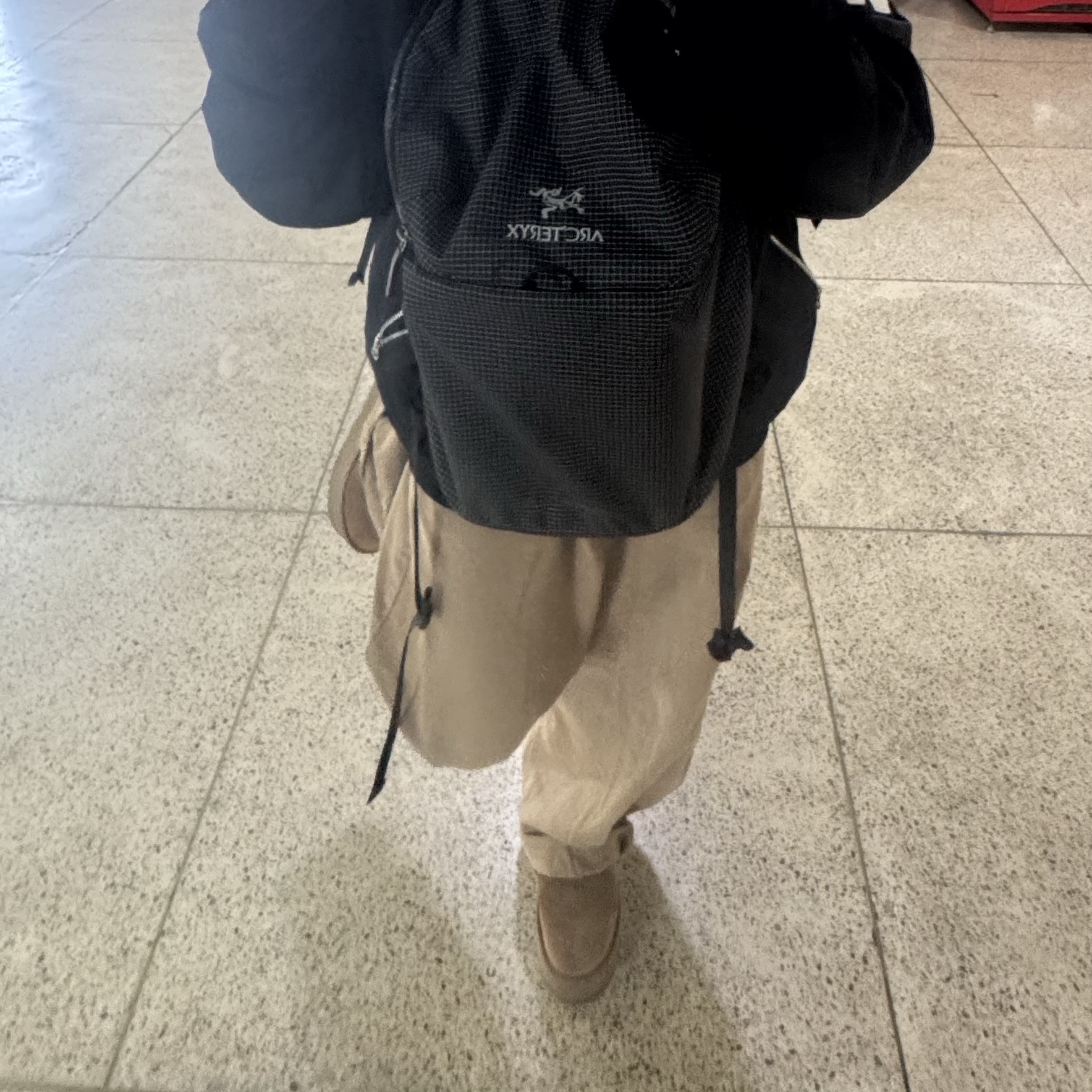 Arc'teryx Konseal 15 Backpack Black, (W) UGG Classic Ultra Mini Platform Boots Chestnut 착용 스타일