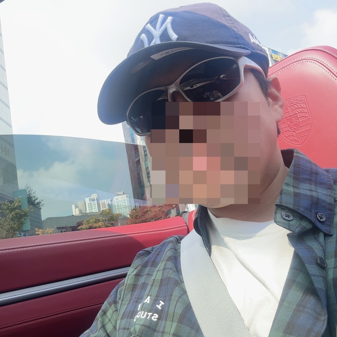 New Era x MoMA New York Yankees Cap Navy 착용 스타일