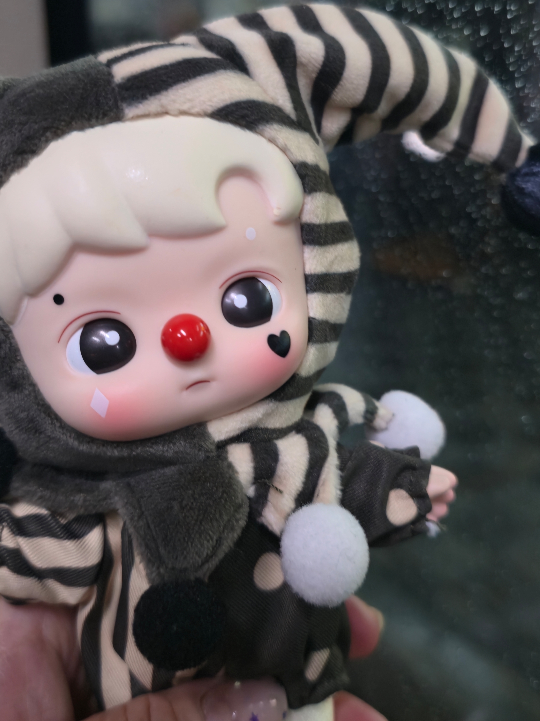 Pop Mart Why So Serious Series Vinyl Plush Pendant Silver Mist Clown (Opened Case) 착용 스타일