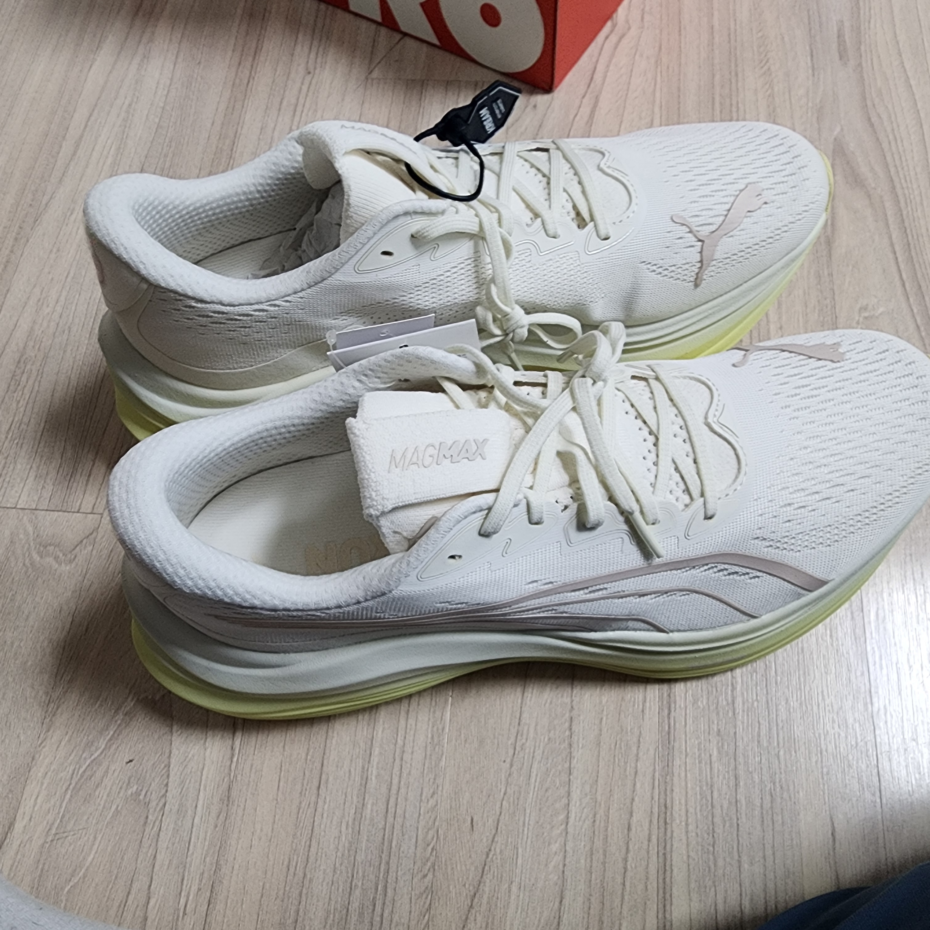 Puma Magmax Nitro Warm White Gold Moon 착용 스타일 - 2
