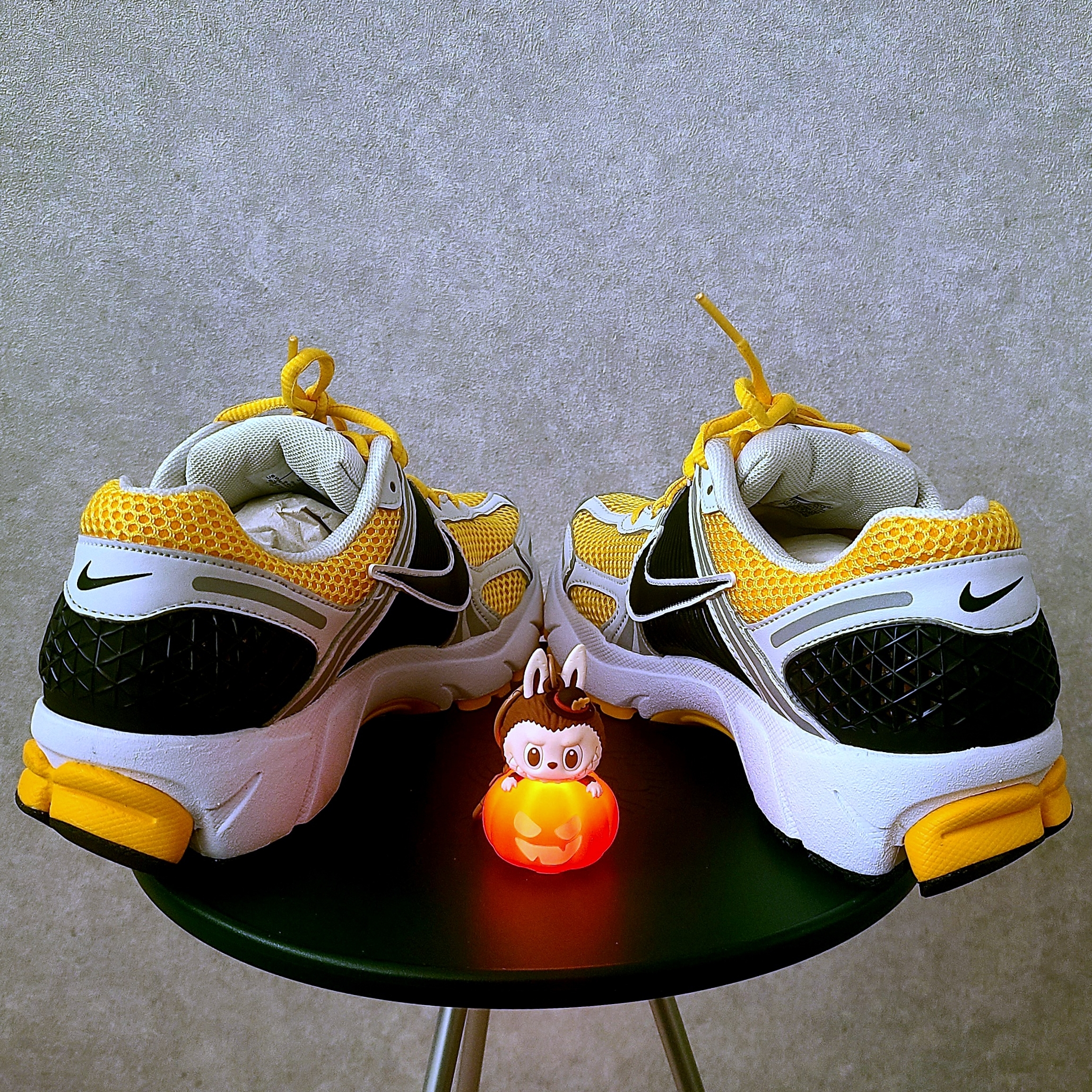 Nike Zoom Vomero 5 Photon Dust University Gold, Pop Mart Halloween Party Series Luminous Pumpkin Keyring Labubu 착용 스타일 - 2