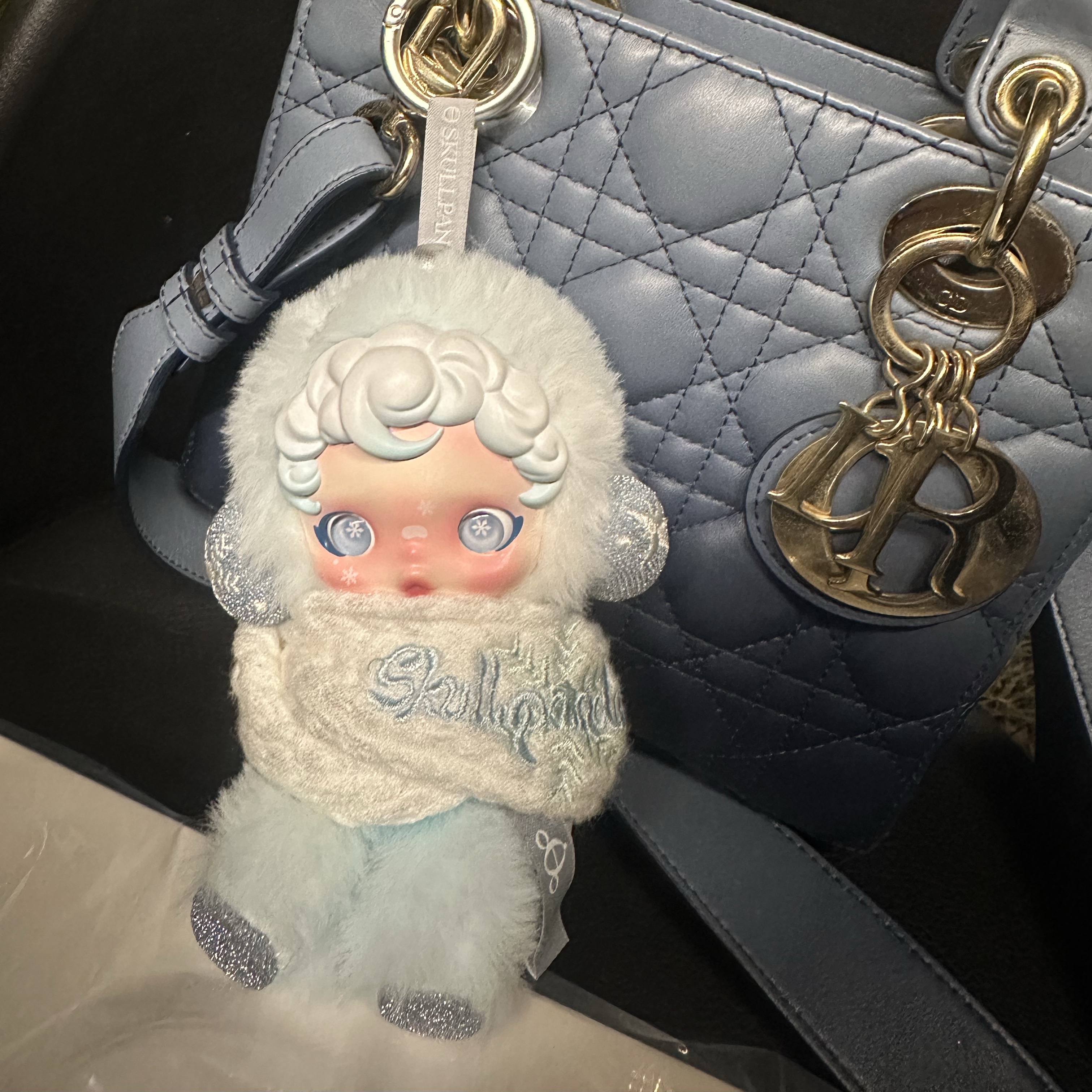 Pop Mart Skullpanda Winter Symphony Series Keyring Song of Snow (Opened Case) 착용 스타일