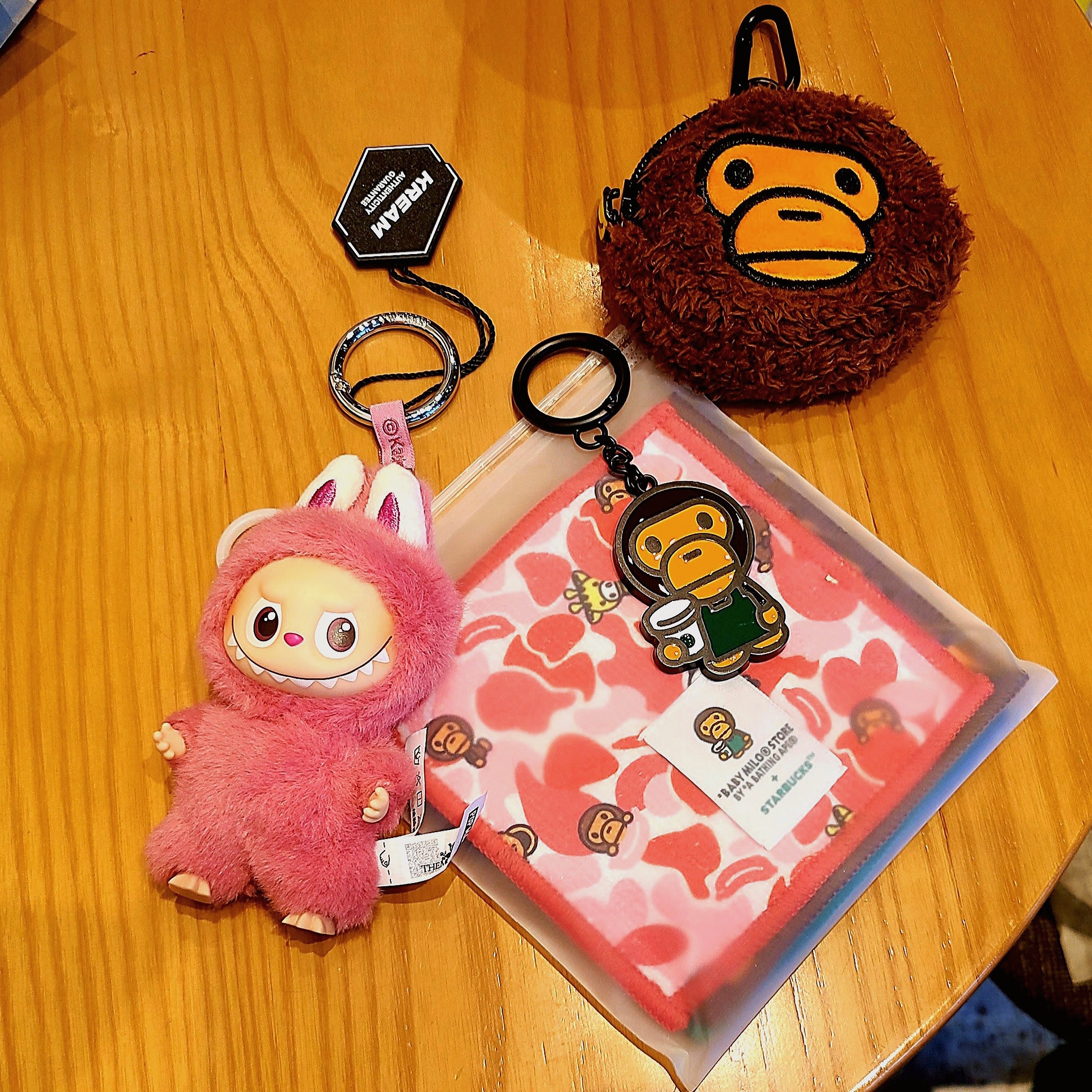 Pop Mart Labubu The Monsters Pin For Love Series Vinyl Plush Pendant (N-Z) Q (Opened Case), Starbucks x BAPE Baby Milo Keychain 착용 스타일 - 1