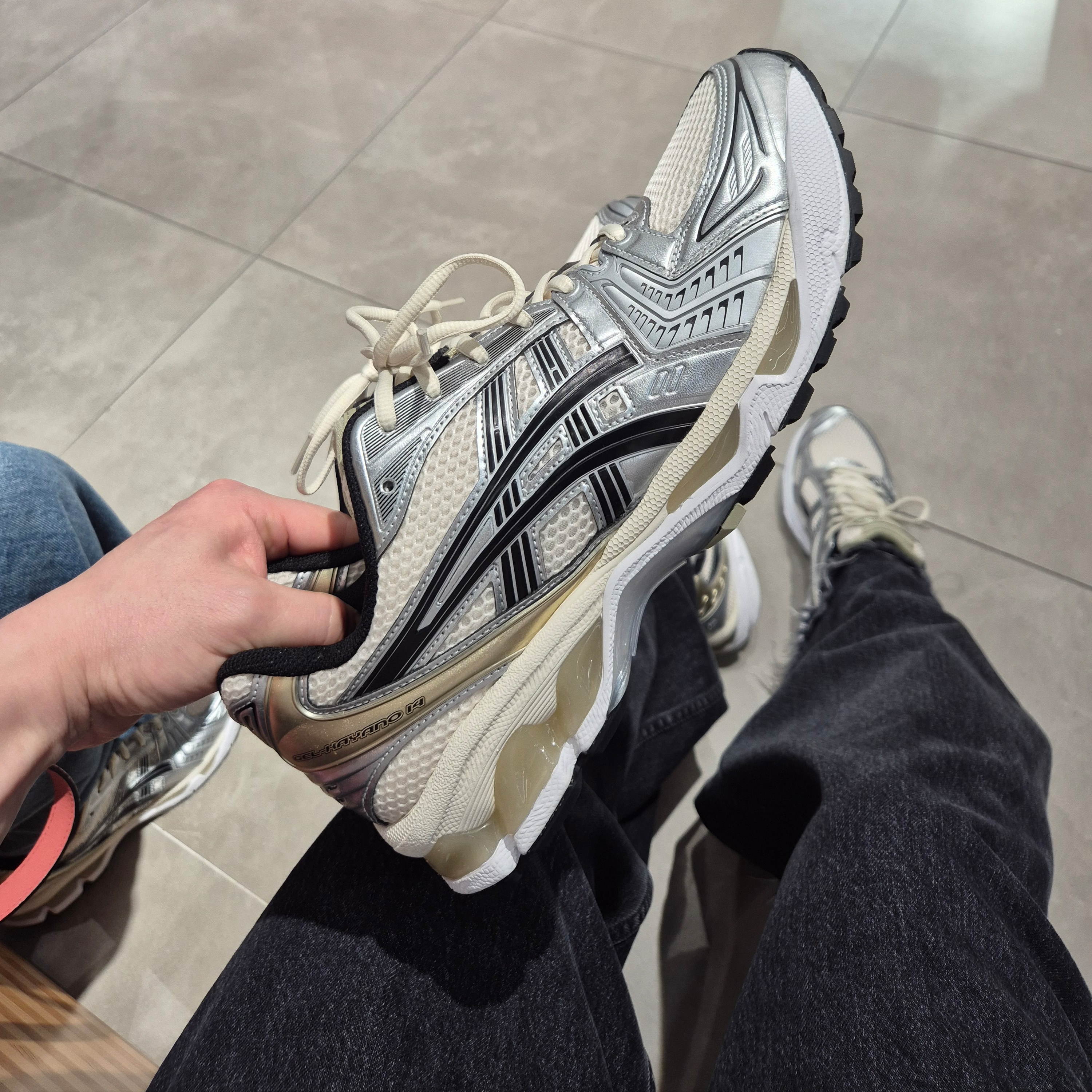 Asics Gel-Kayano 14 Cream Black 착용 스타일 - 1