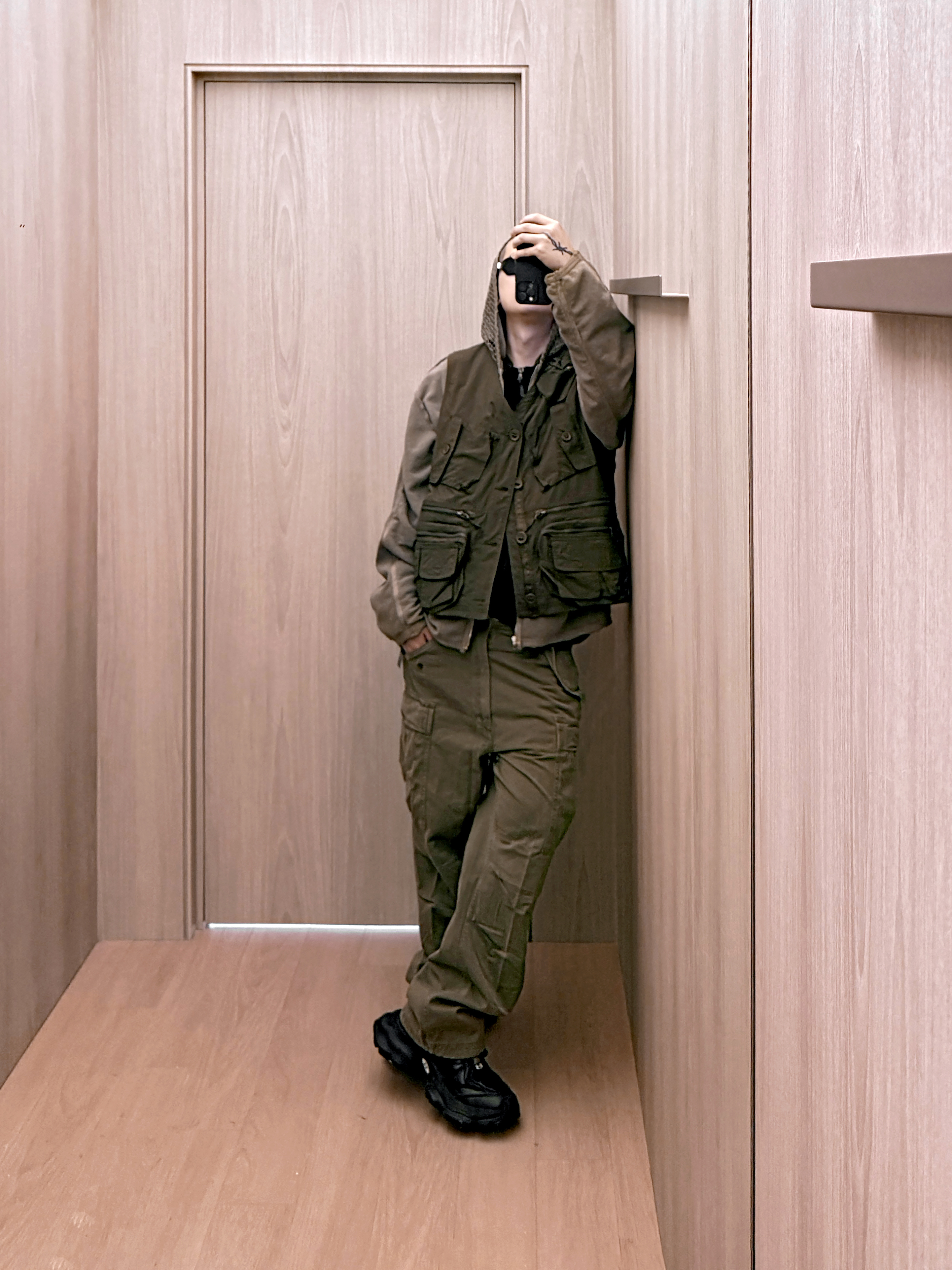 [10% 적립] [KREAM Limited Edition The Trophy Fishing Club] Polo Ralph Lauren Big Cargo Olive - 25FW, [10% 적립] [KREAM Limited Edition The Trophy Fishing Club] Polo Ralph Lauren Utility Vest Green - 25FW 착용 스타일 - 10