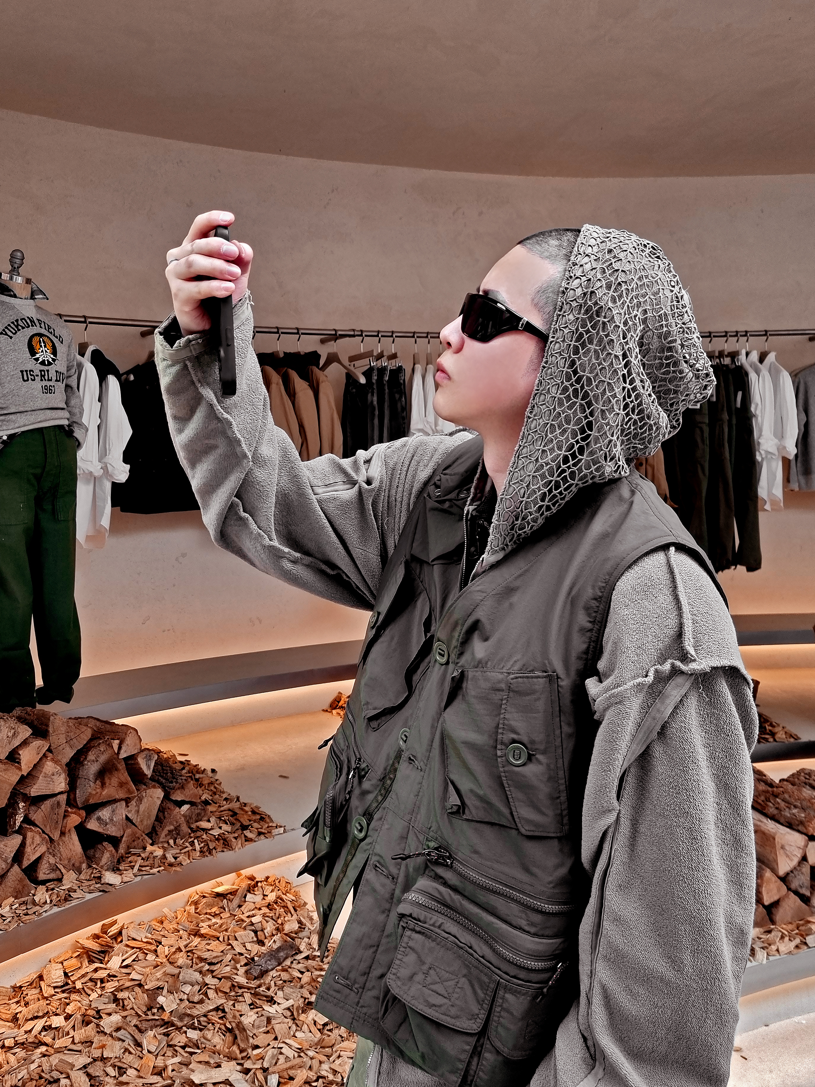 [10% 적립] [KREAM Limited Edition The Trophy Fishing Club] Polo Ralph Lauren Big Cargo Olive - 25FW, [10% 적립] [KREAM Limited Edition The Trophy Fishing Club] Polo Ralph Lauren Utility Vest Green - 25FW 착용 스타일 - 2
