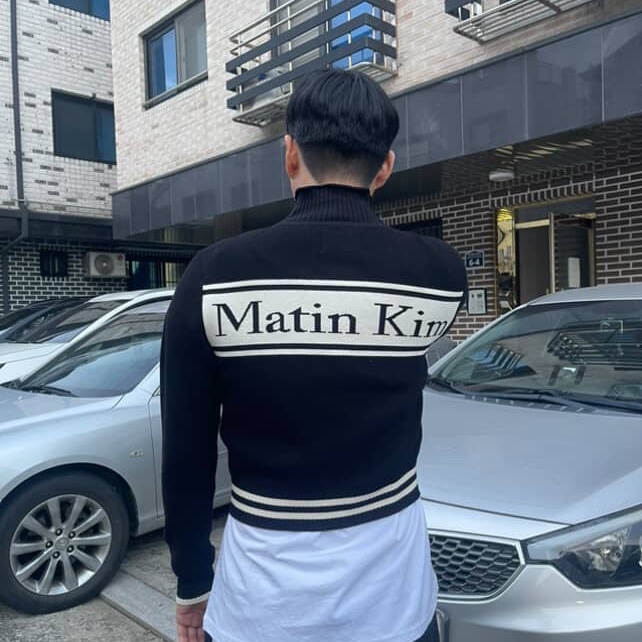 Matin Kim Spell Point Stripe Knit Cardigan Black 착용 스타일 - 1