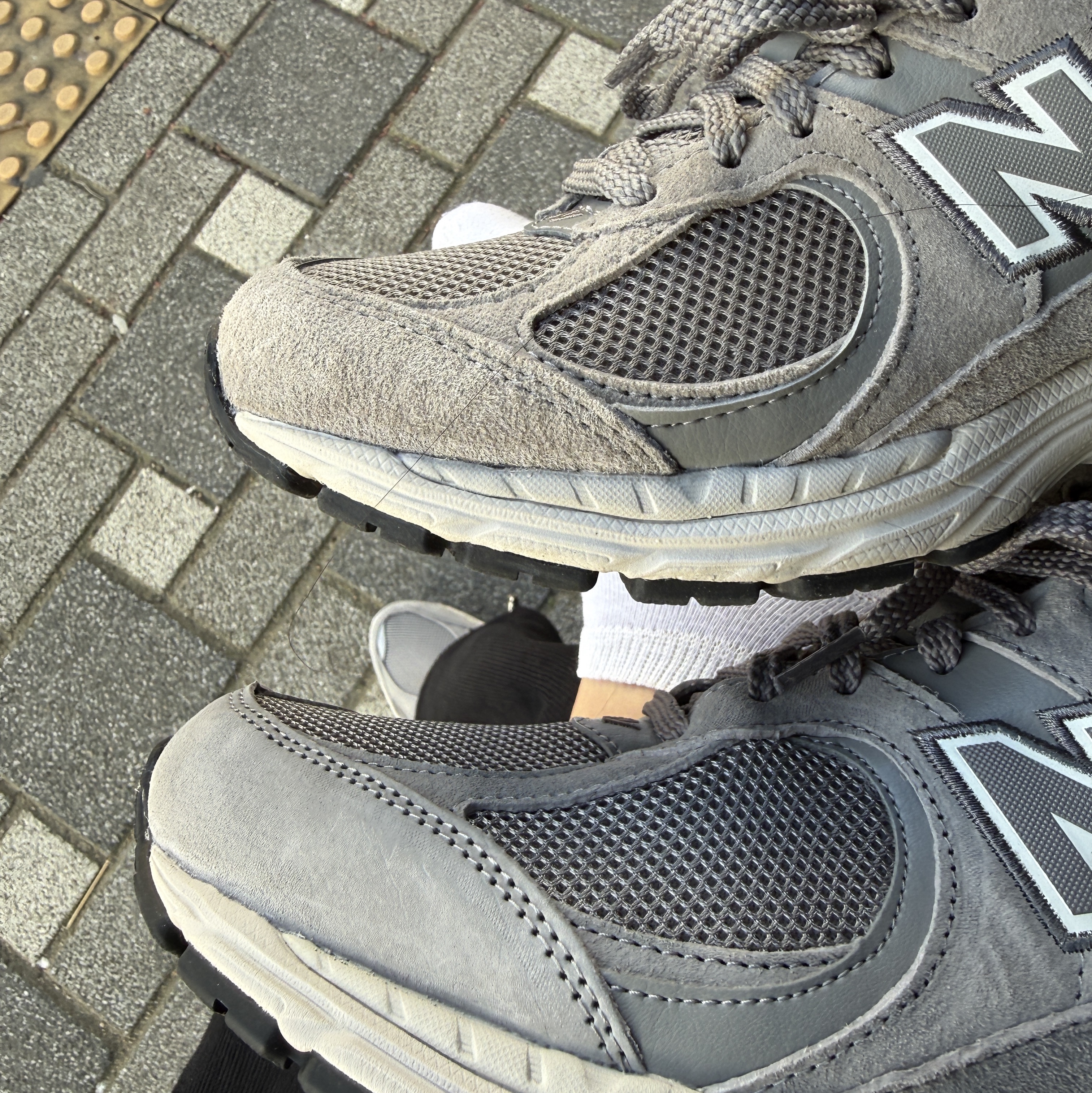 New Balance 2002R Grey 착용 스타일