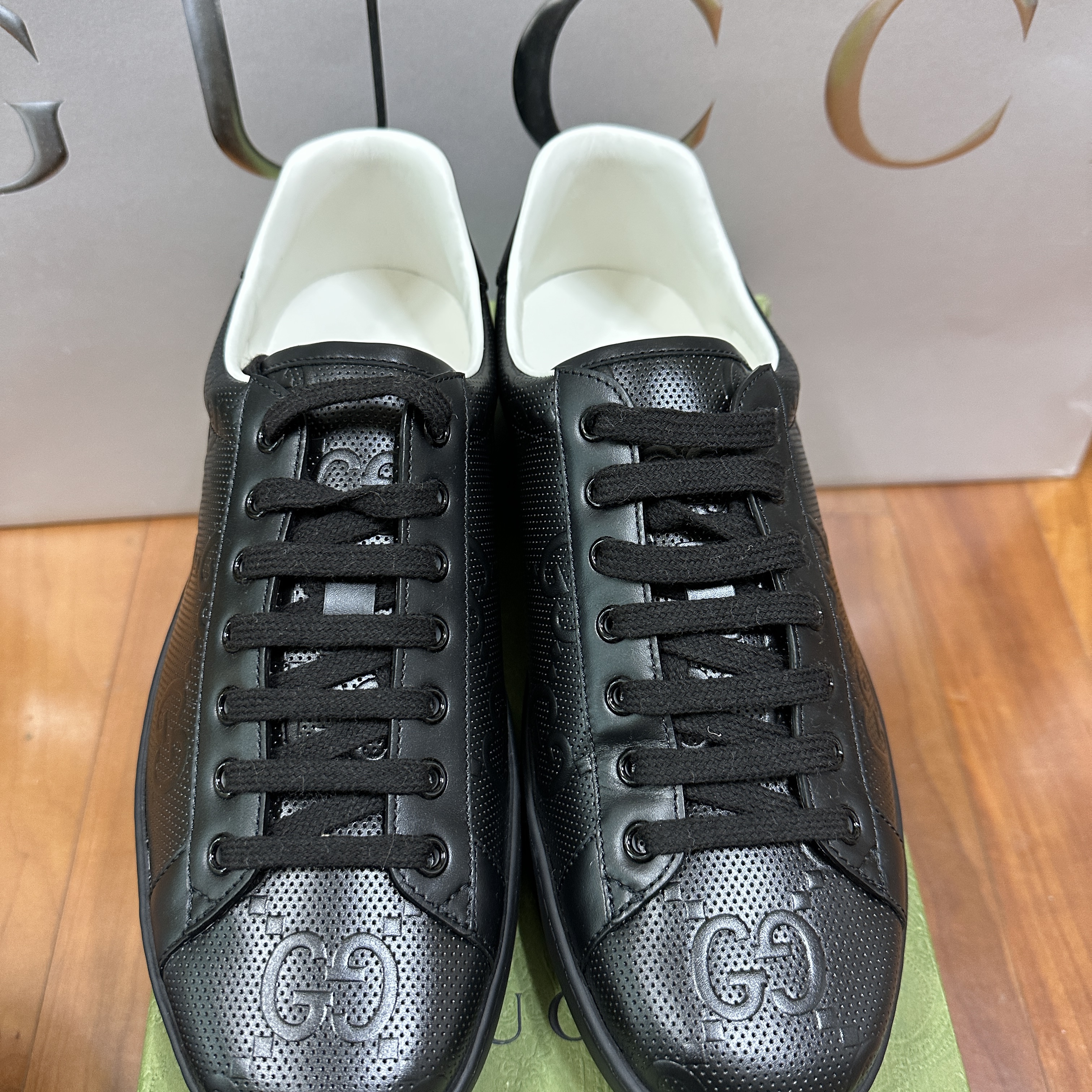 Gucci Ace GG Embossed Sneaker Black Leather 착용 스타일