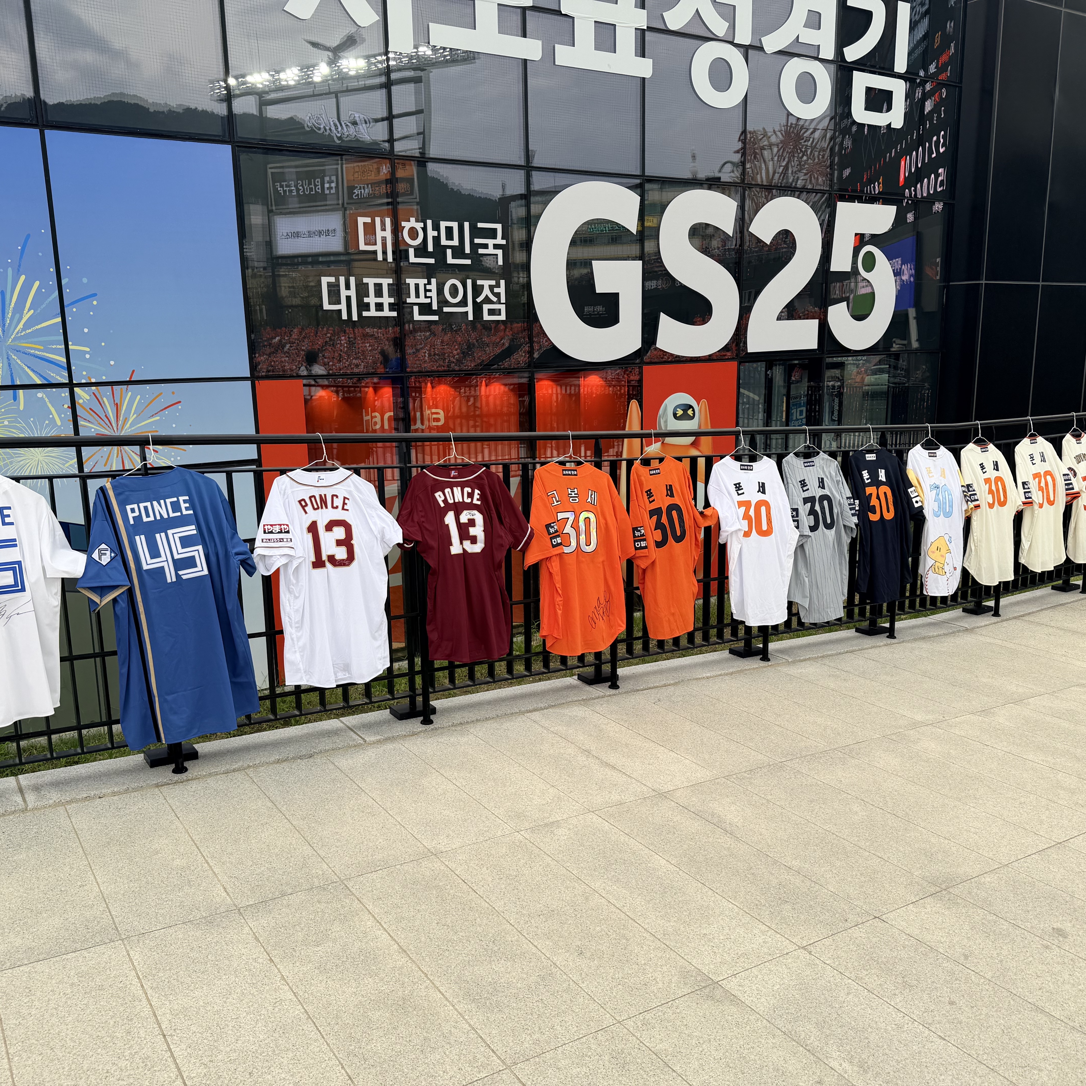 Hanwha Eagles Spyder 2025 Authentic Home Uniform Orange (Non Marking Ver.), Hanwha Eagles Spyder 2025 Authentic Away Uniform Navy (Non Marking Ver.) 착용 스타일