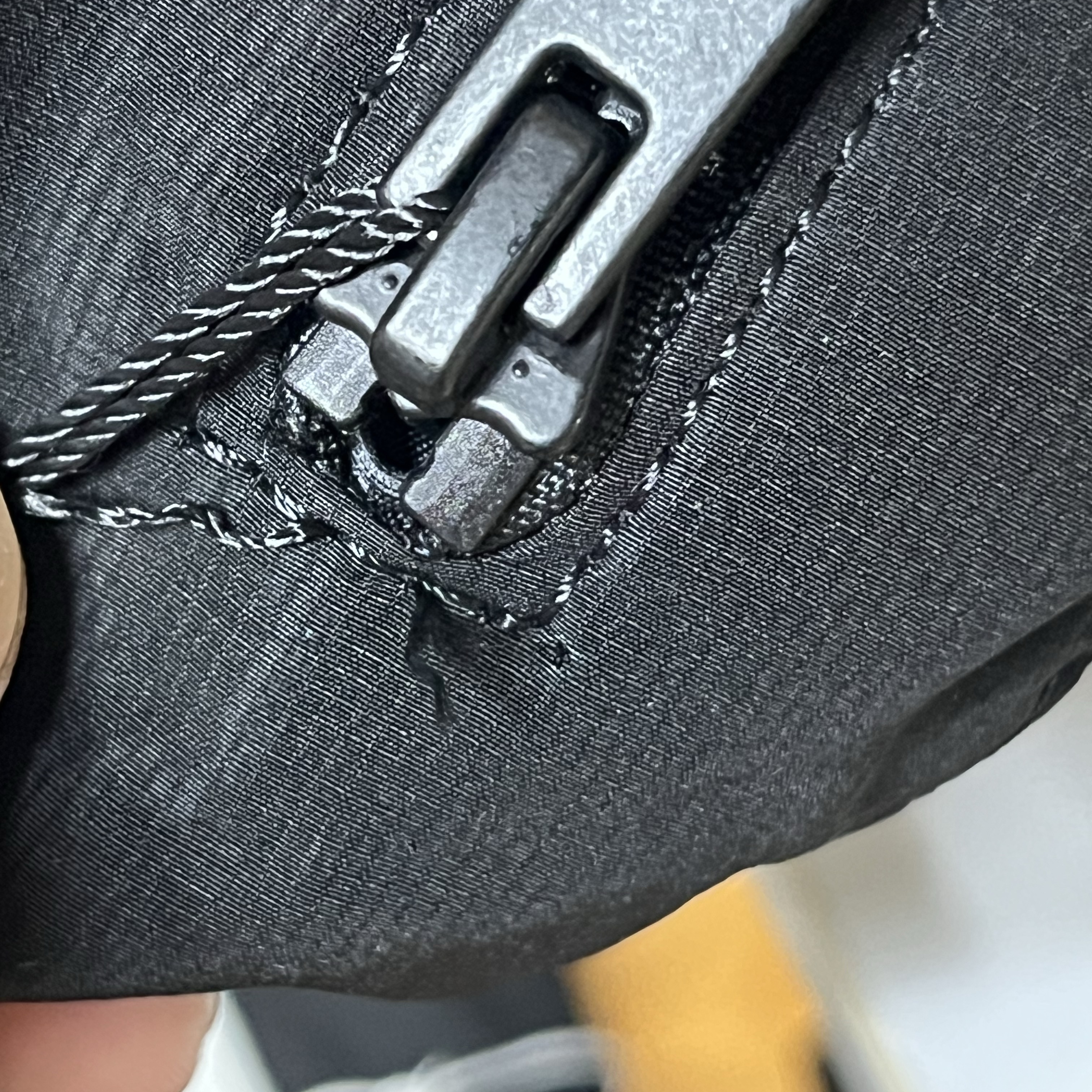 COS Nylon Crossbody Saddle Bag Black 착용 스타일