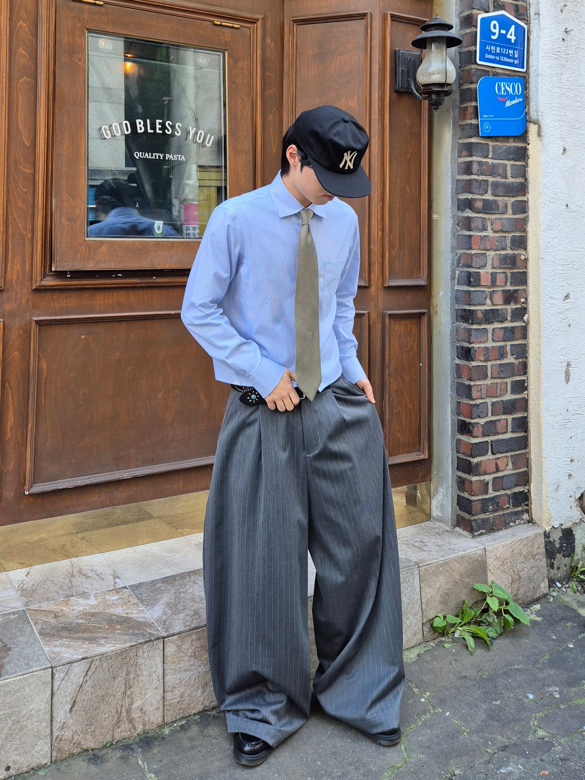 A.P.C. Daniela Shopping Bag Indigo, Dr. Martens Adrian Smooth Black 착용 스타일 - 4