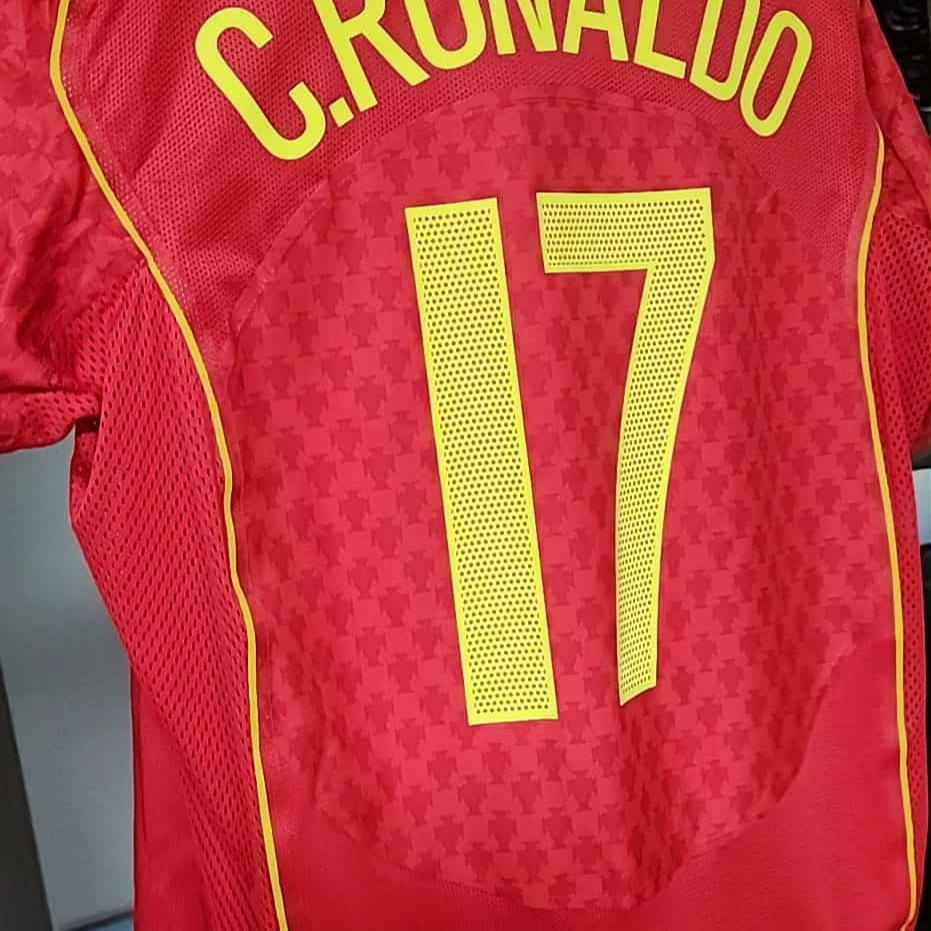 Nike Portugal 2004 Retro Soccer Replica Jersey Sport Red (Non Marking Ver.) 착용 스타일 - 3