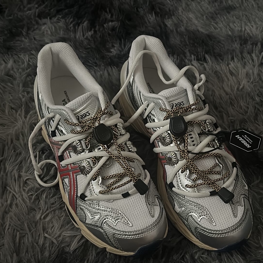 Asics x Toga Gel-Cumulus 16 TG White Red Pure Silver 착용 스타일