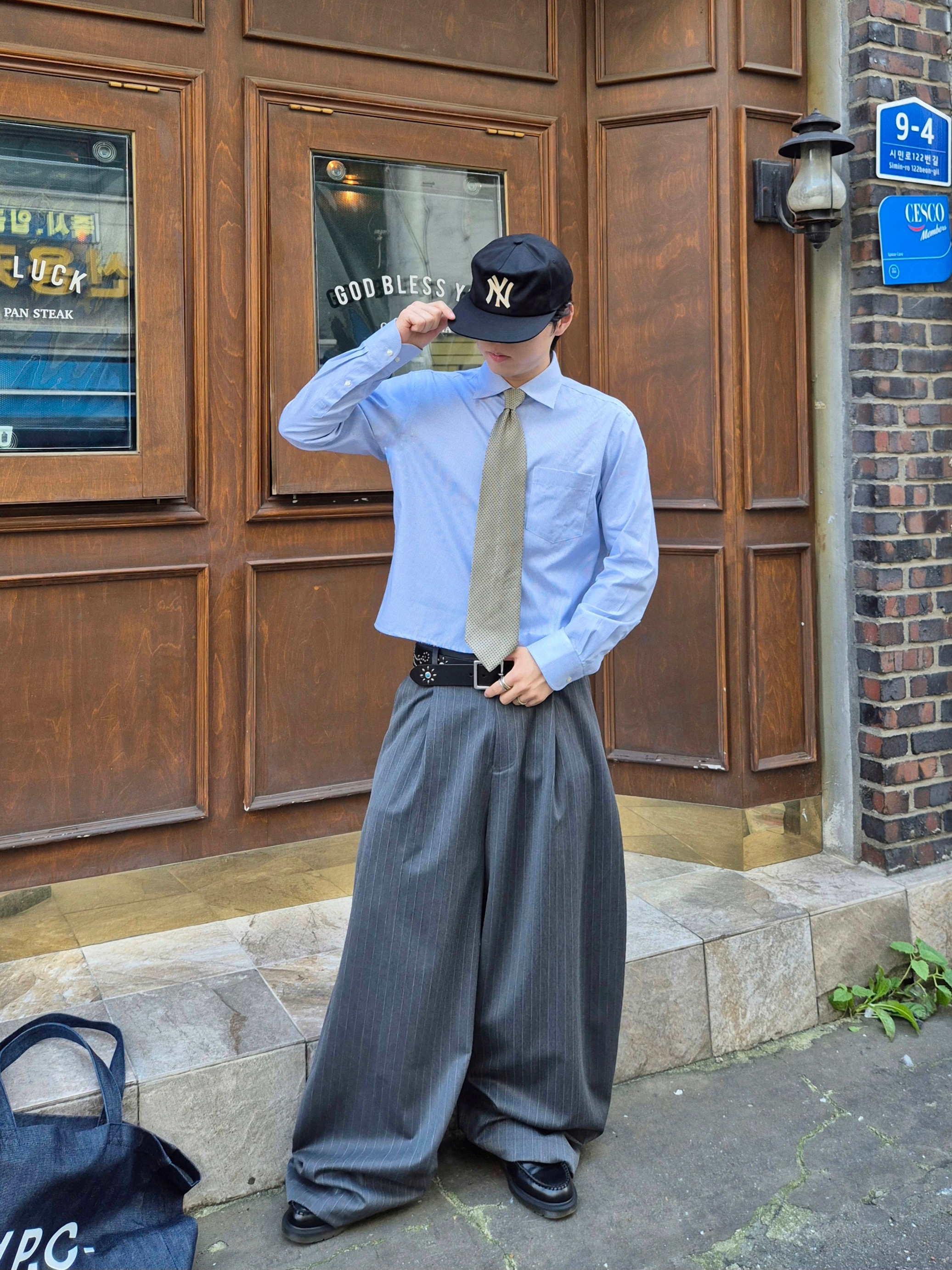 A.P.C. Daniela Shopping Bag Indigo, Dr. Martens Adrian Smooth Black 착용 스타일 - 3