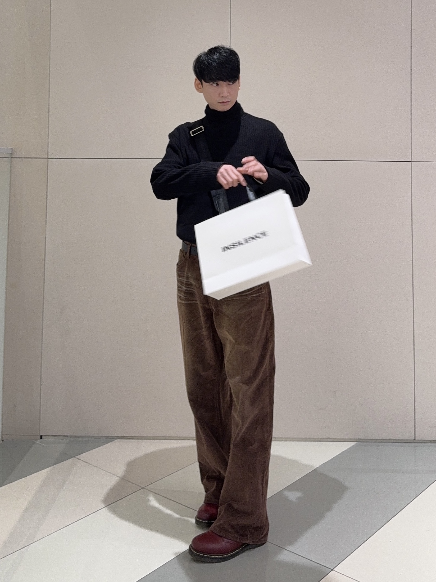 Dr. Martens 1461 Smooth Leather Oxford Shoes Cherry Red, Dior Roller Messenger Bag Beige & Black Dior Oblique Jacquard 착용 스타일 - 5